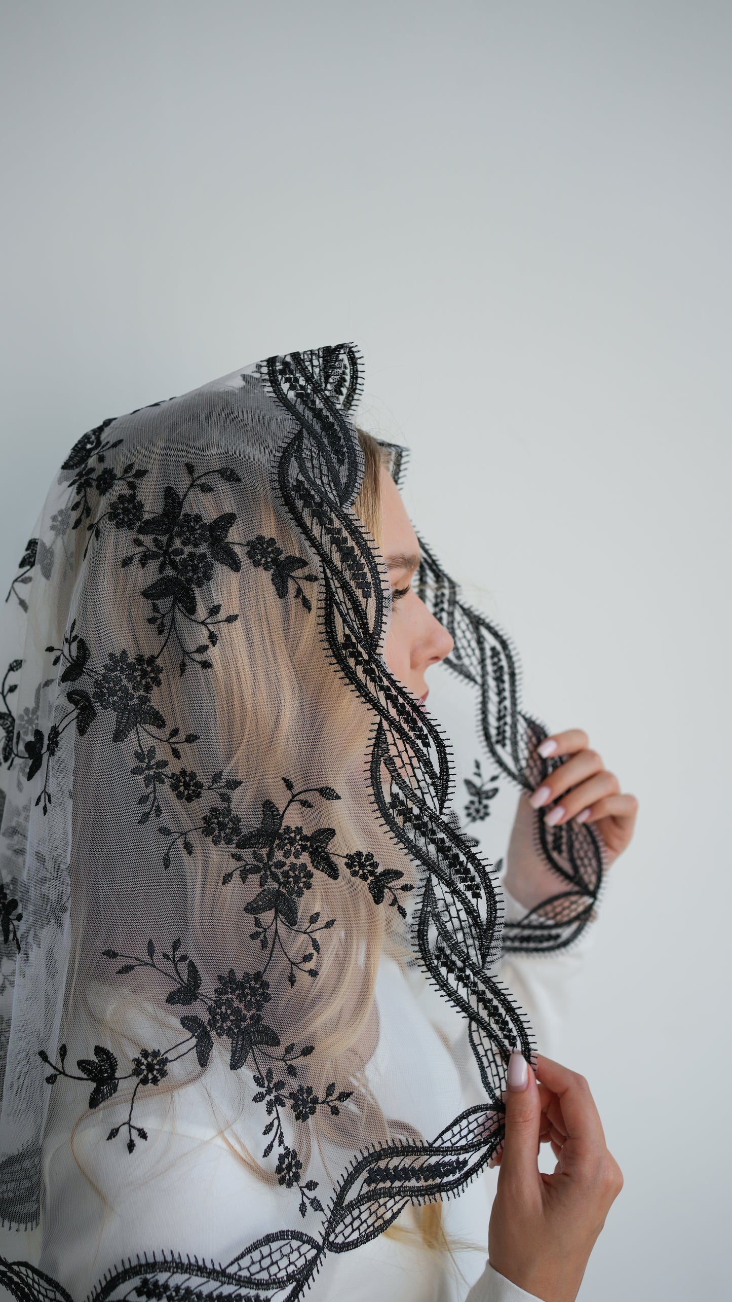 SHORT BLACK LACE VEIL