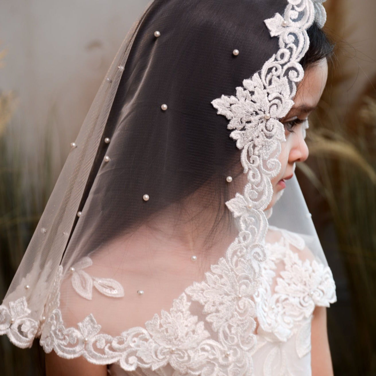 SHORT IVORY VEIL WITH PEARLS