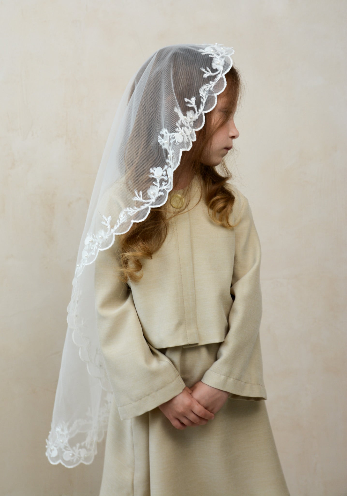 LONG 3D IVORY MANTILLA