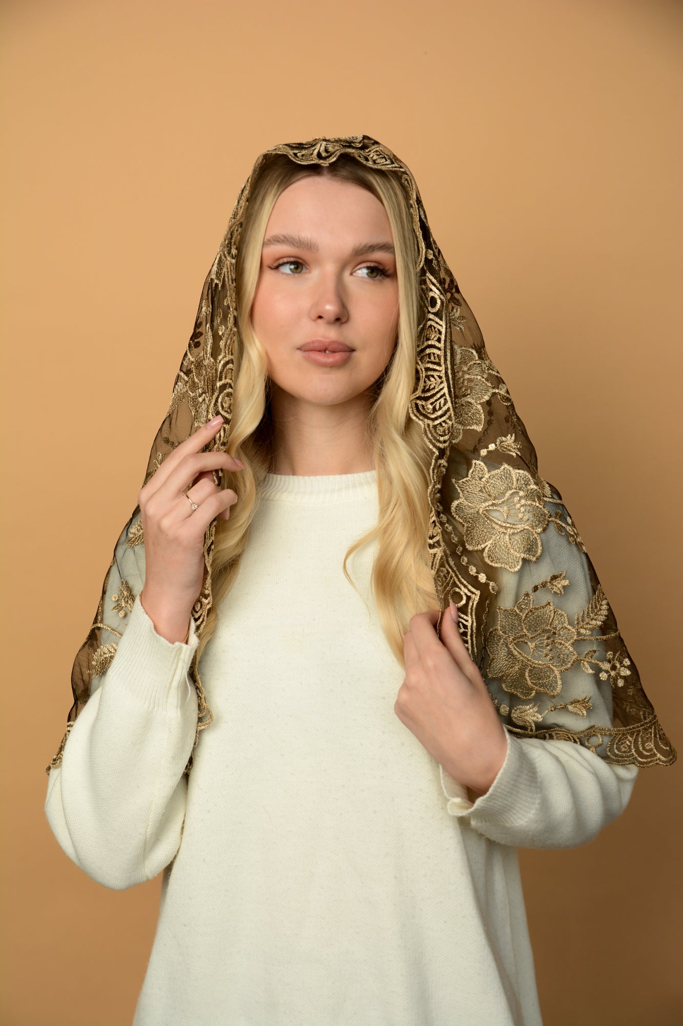 LONG GOLD MANTILLA