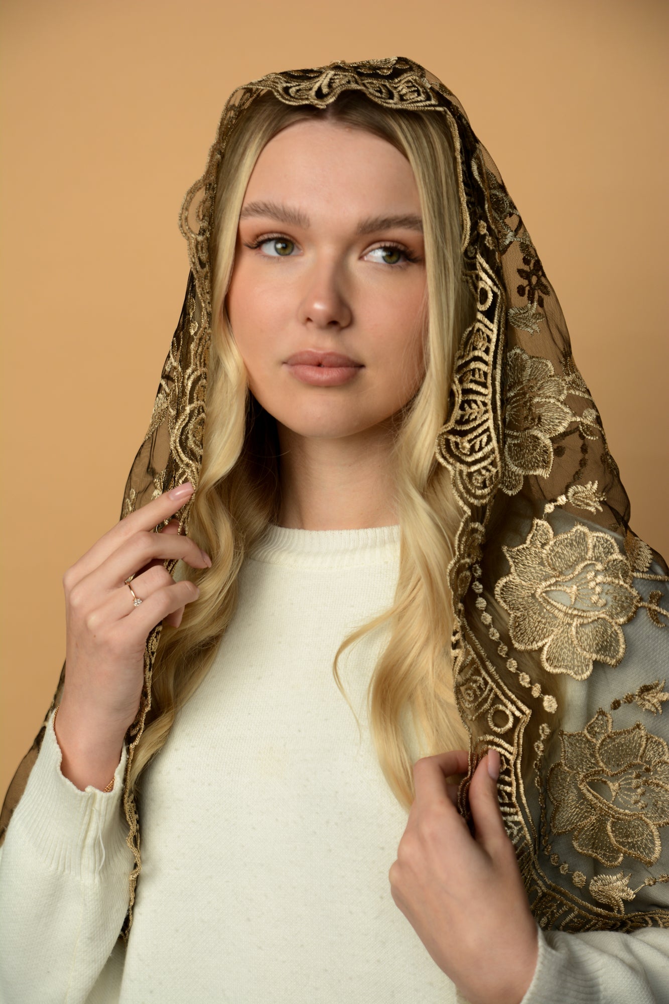 LONG GOLD MANTILLA