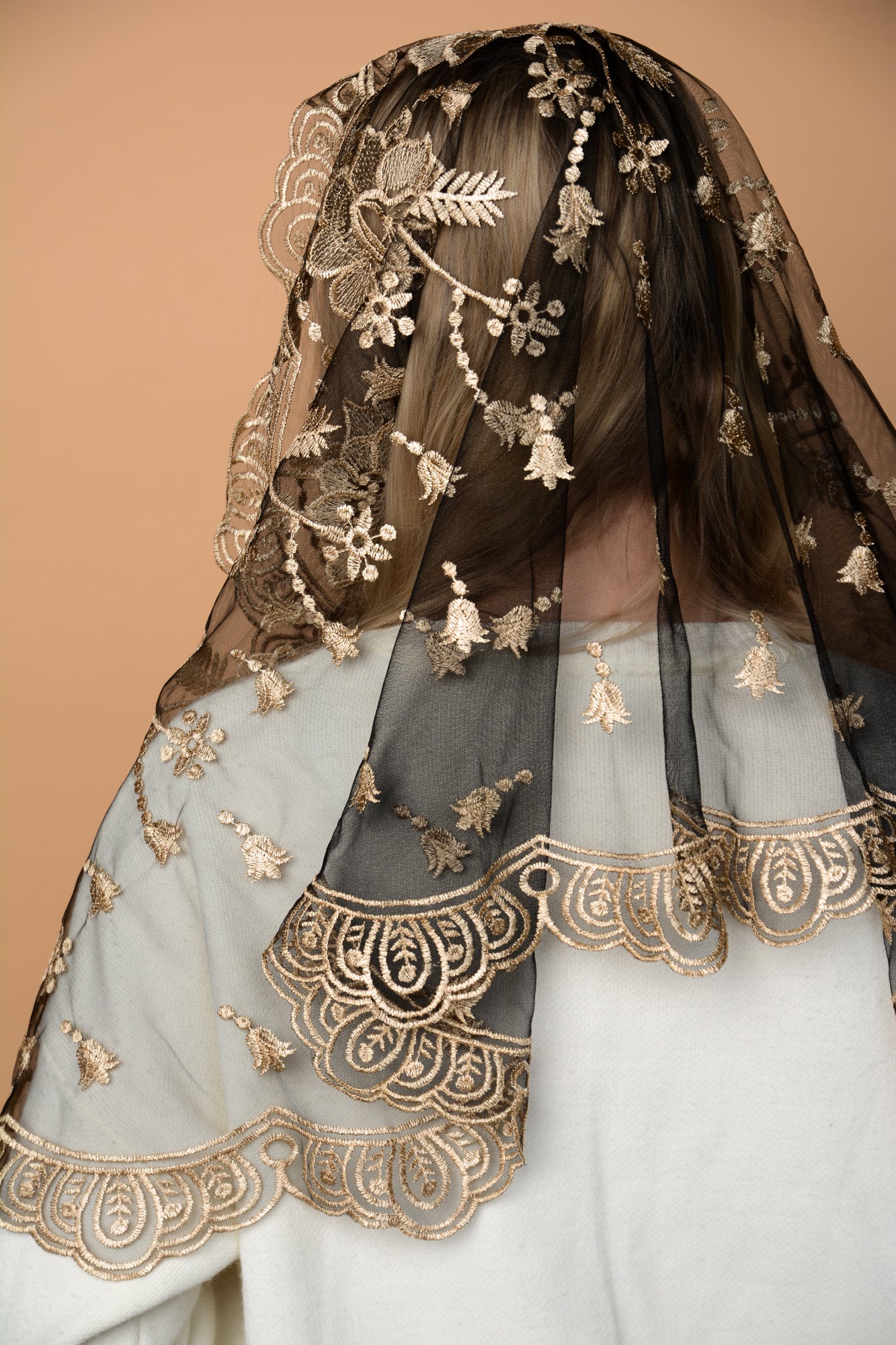 LONG GOLD MANTILLA