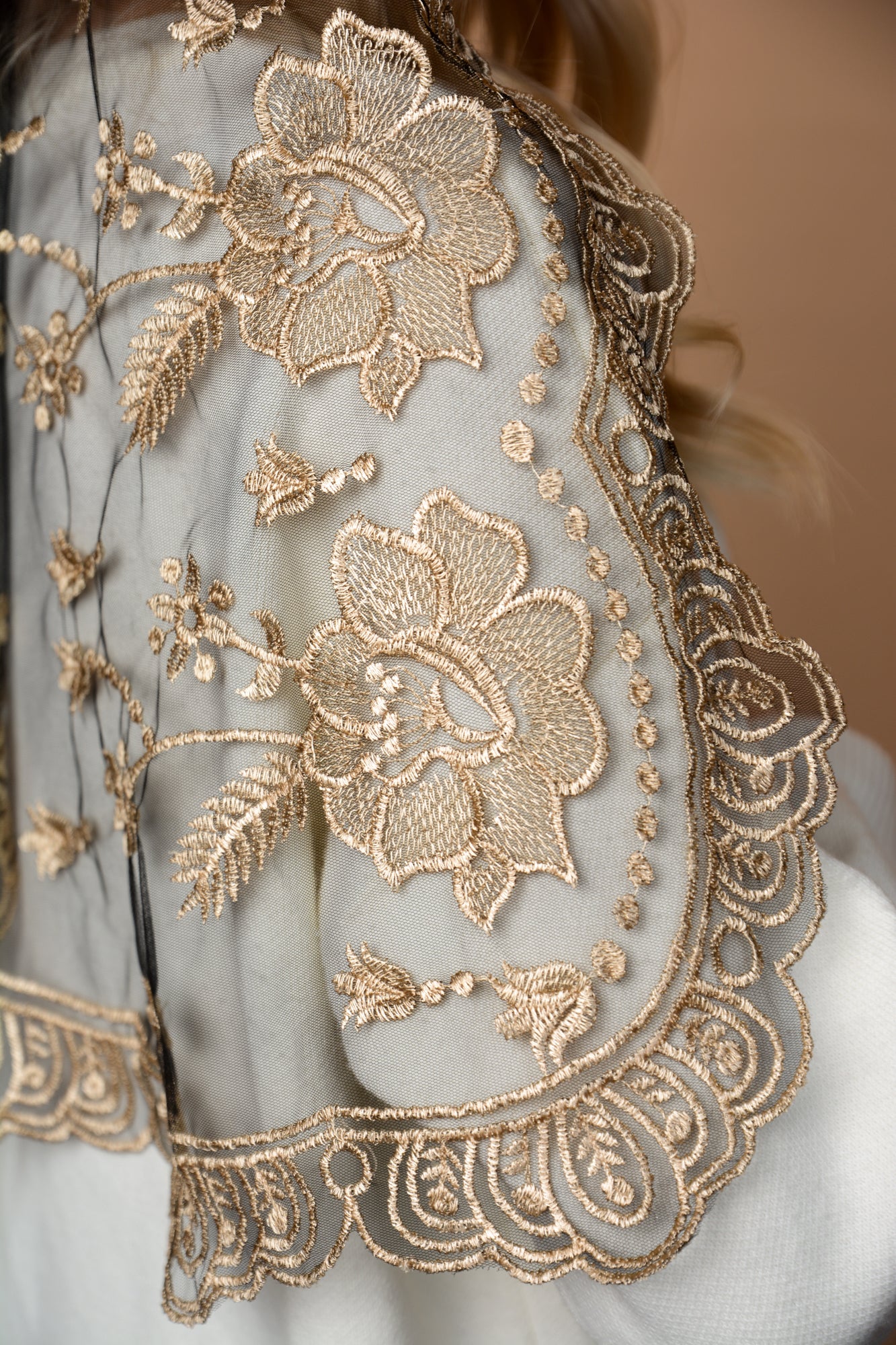 LONG GOLD MANTILLA