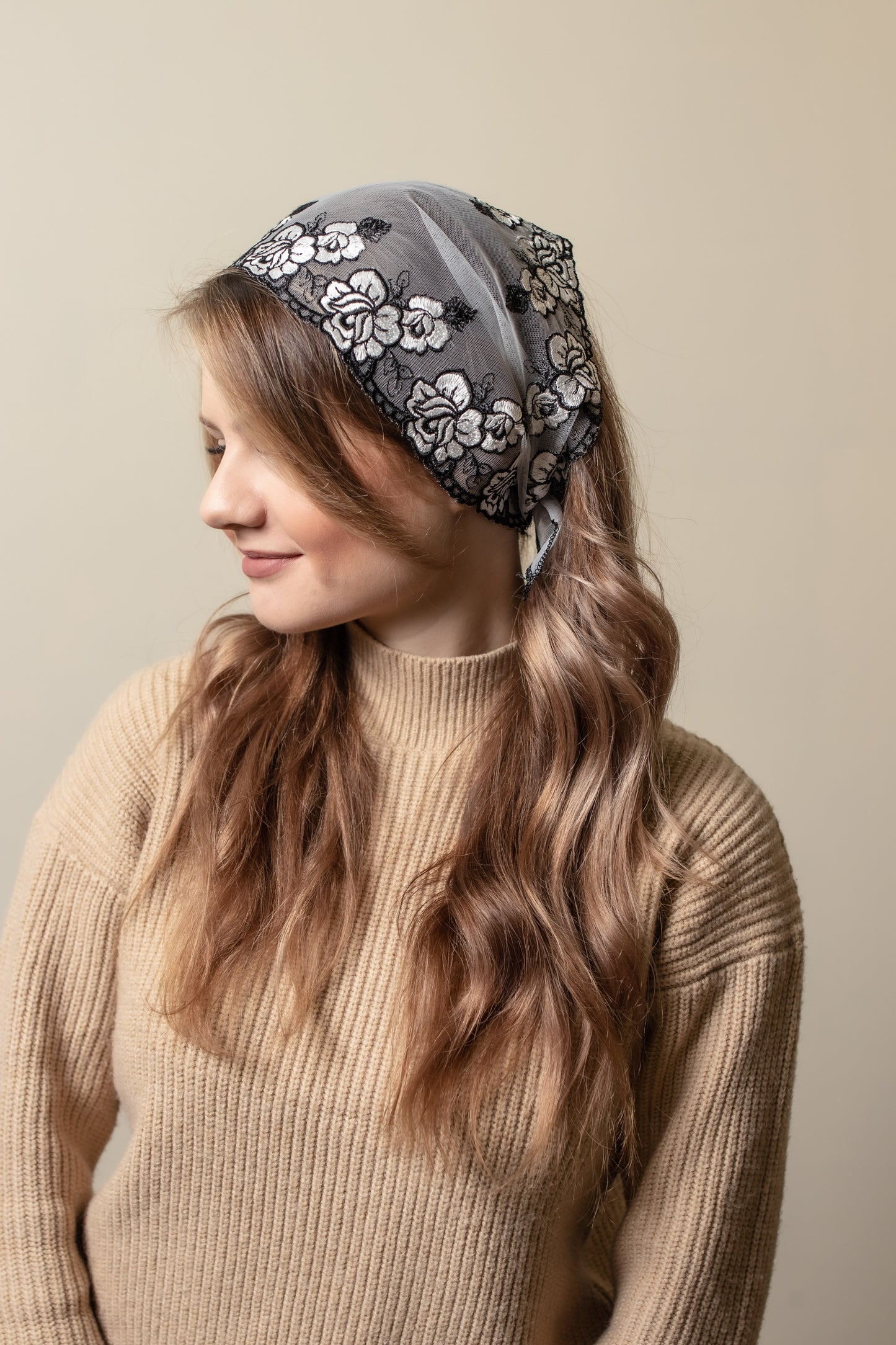 HEADBAND WITH WHITE FLOWERS - MariaVeils