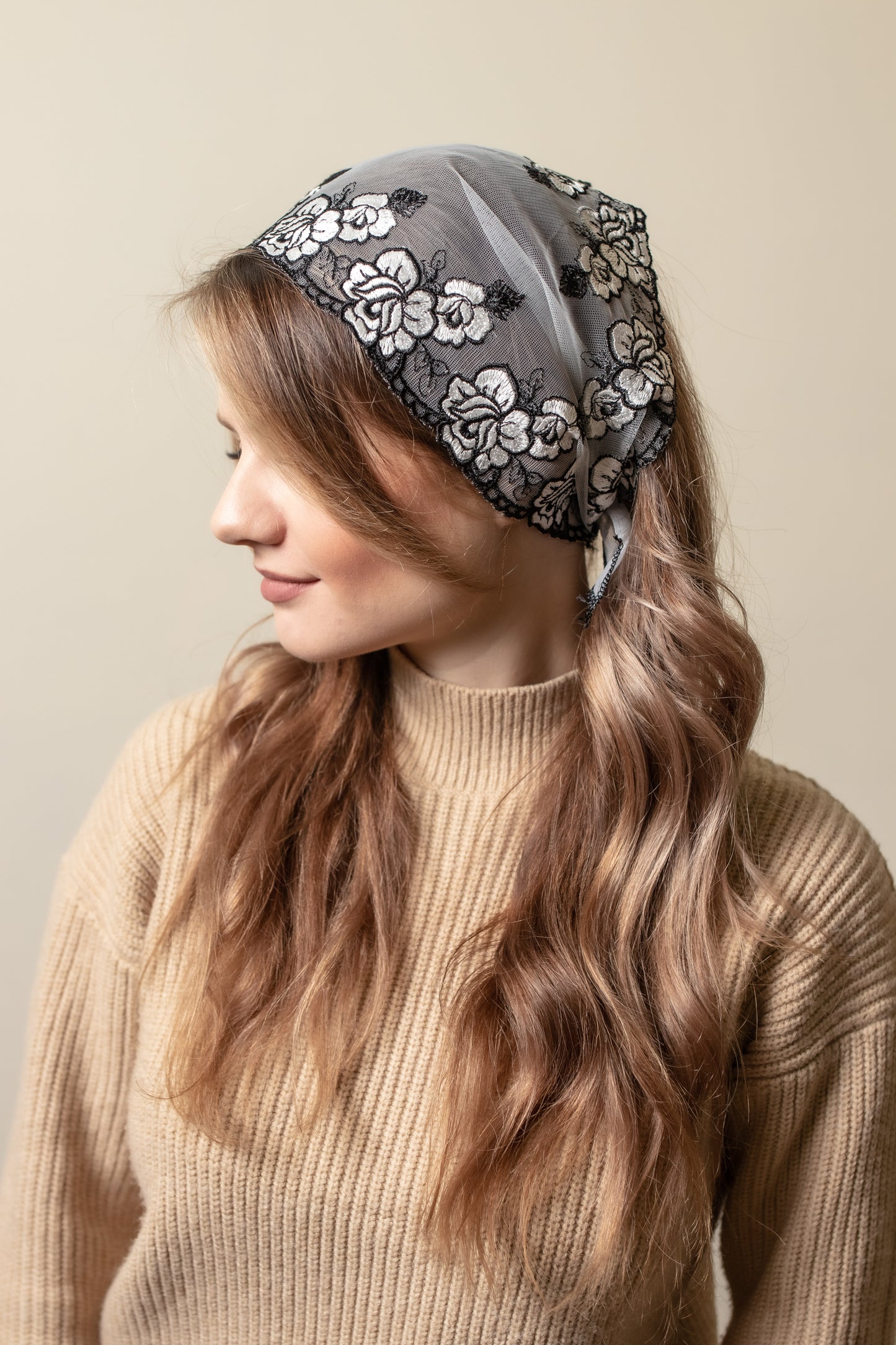 HEADBAND WITH WHITE FLOWERS - MariaVeils