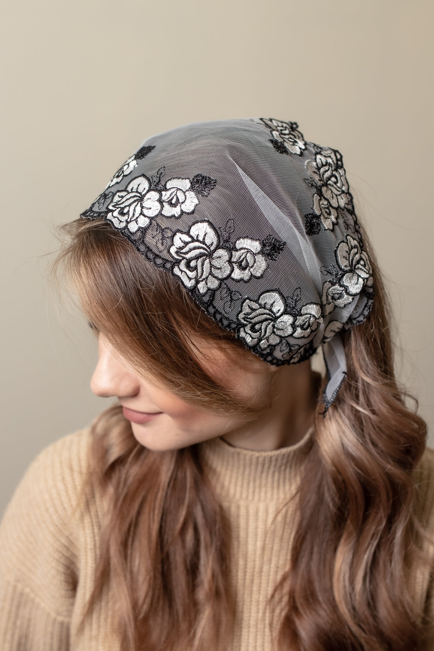 HEADBAND WITH WHITE FLOWERS - MariaVeils