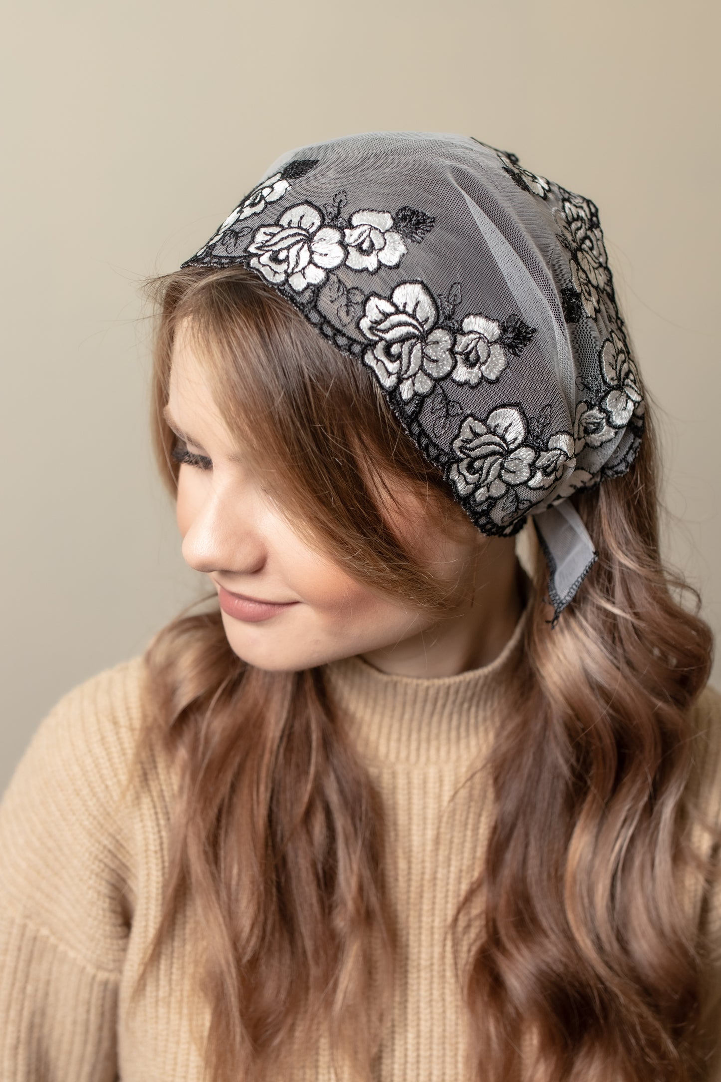HEADBAND WITH WHITE FLOWERS - MariaVeils
