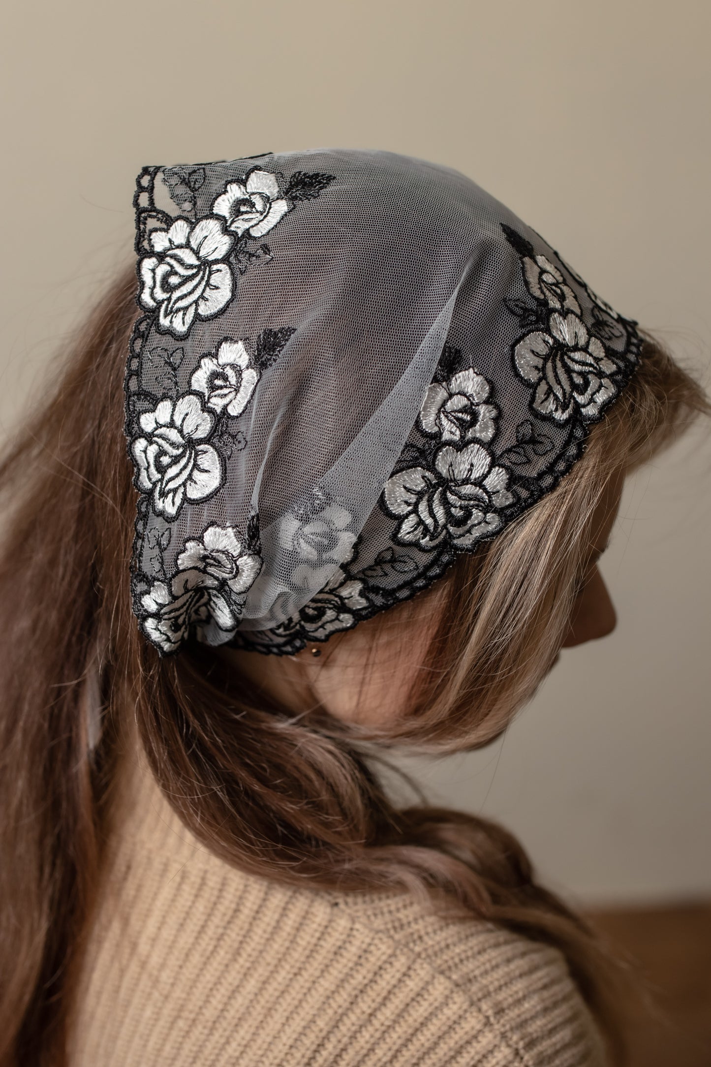 HEADBAND WITH WHITE FLOWERS - MariaVeils