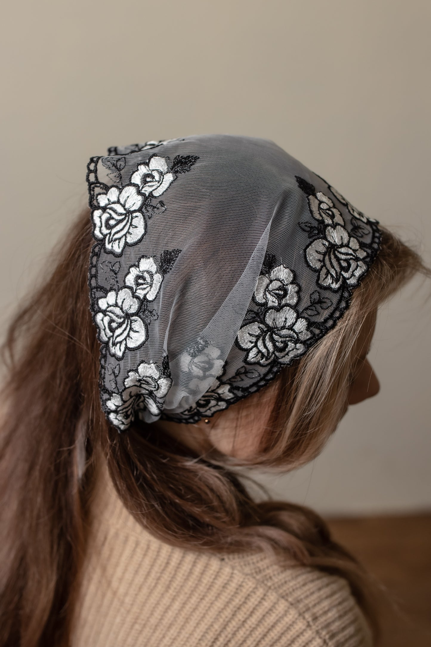 HEADBAND WITH WHITE FLOWERS - MariaVeils