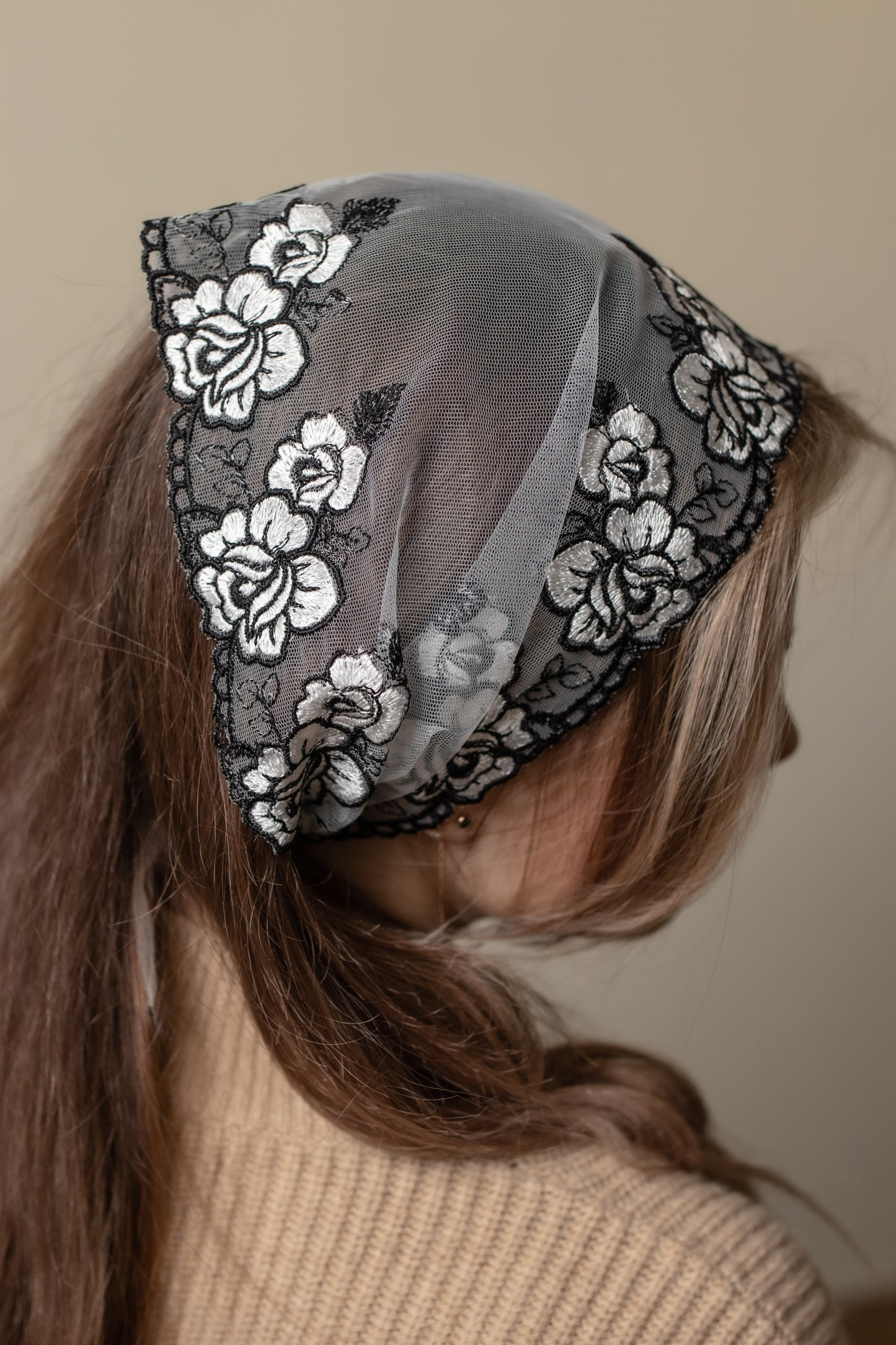 HEADBAND WITH WHITE FLOWERS - MariaVeils