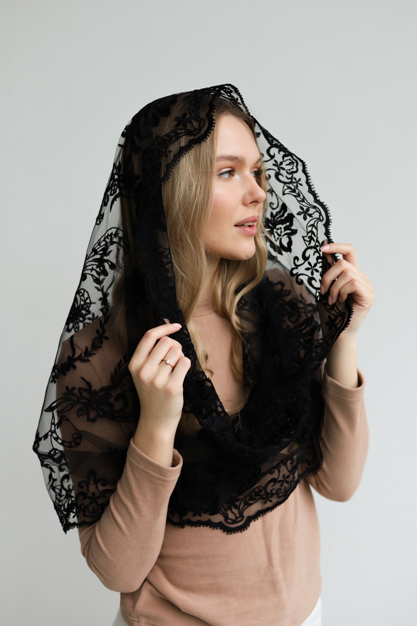IVORY INFINITY MANTILLA