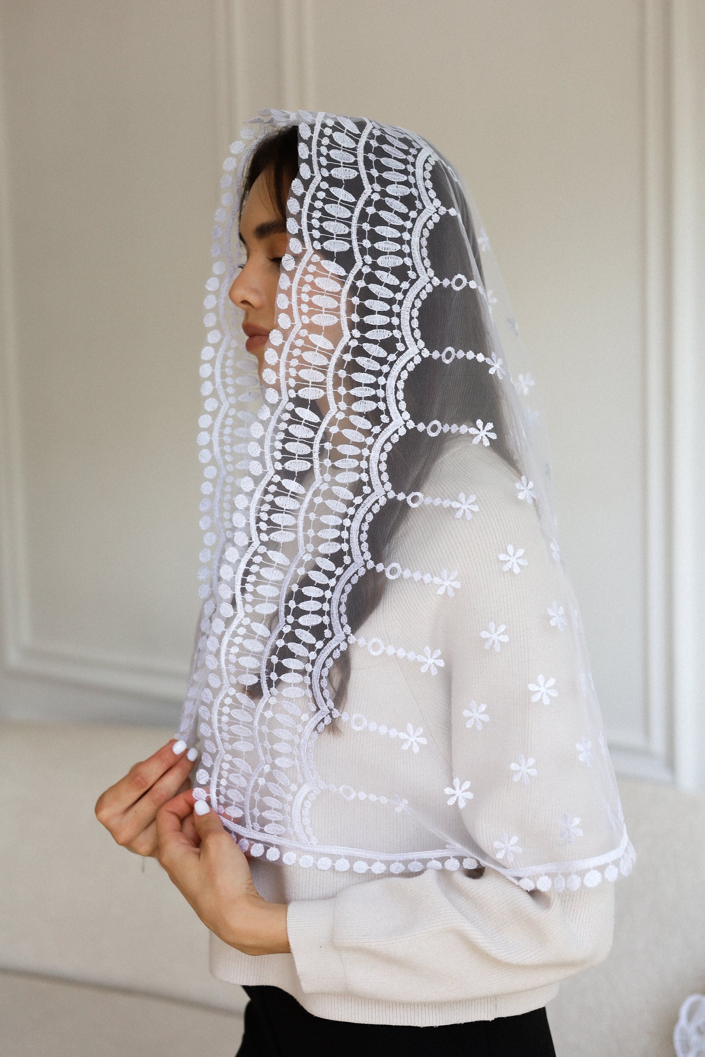 LONG WHITE MANTILLA