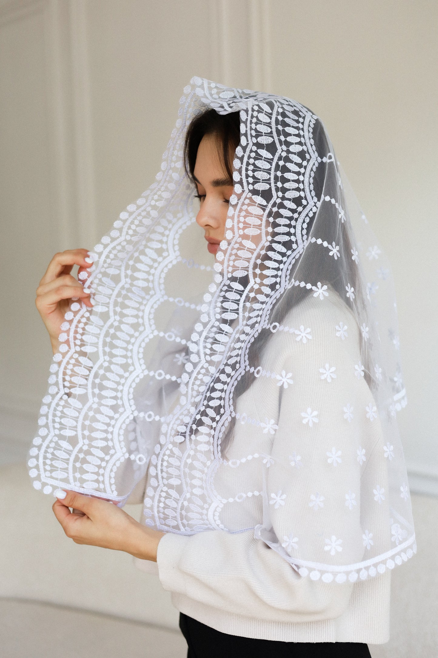 LONG WHITE MANTILLA