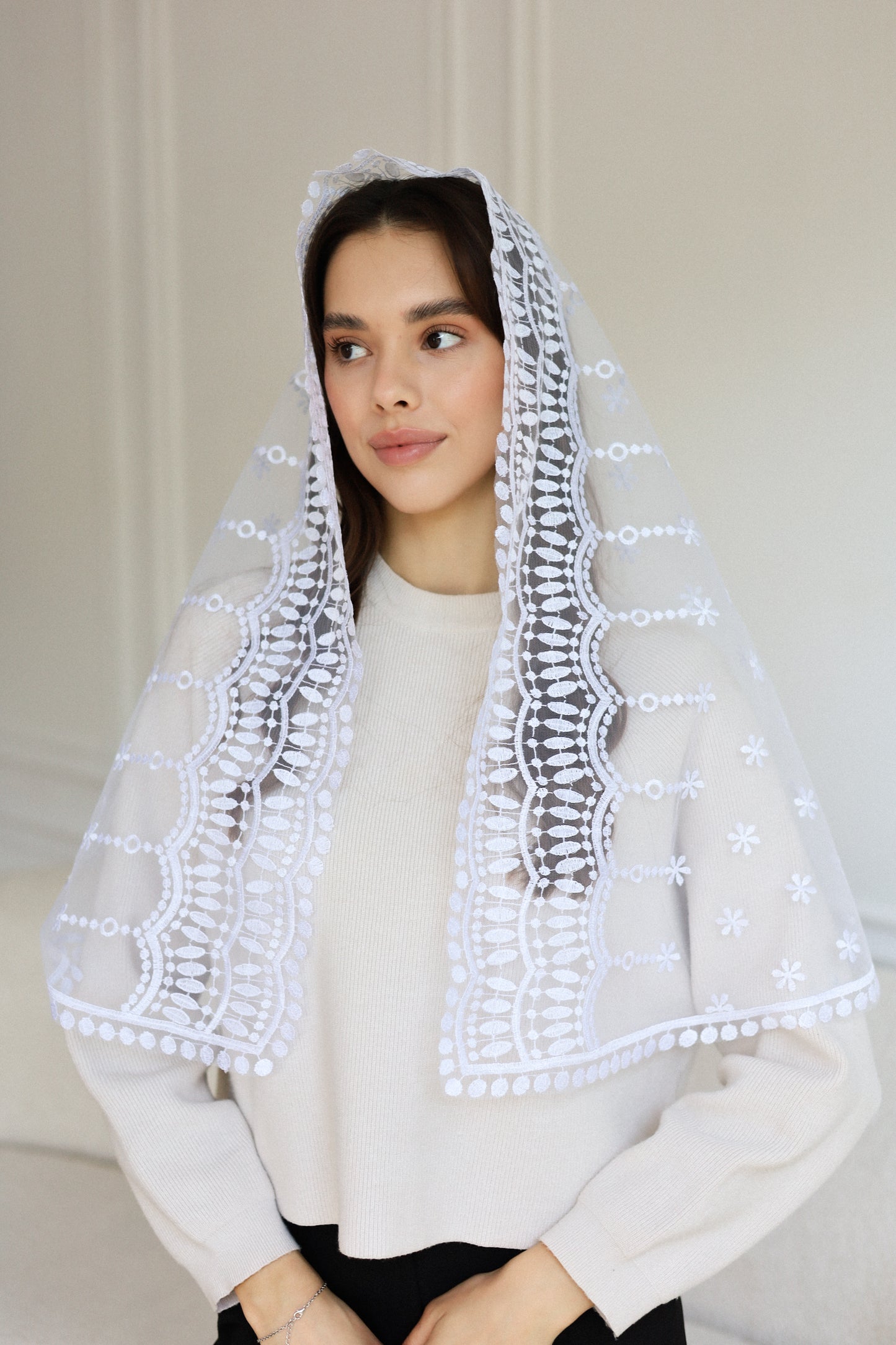 LONG WHITE MANTILLA