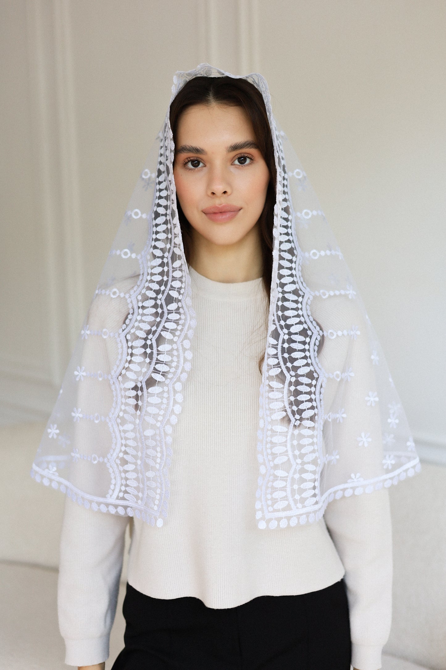 LONG WHITE MANTILLA