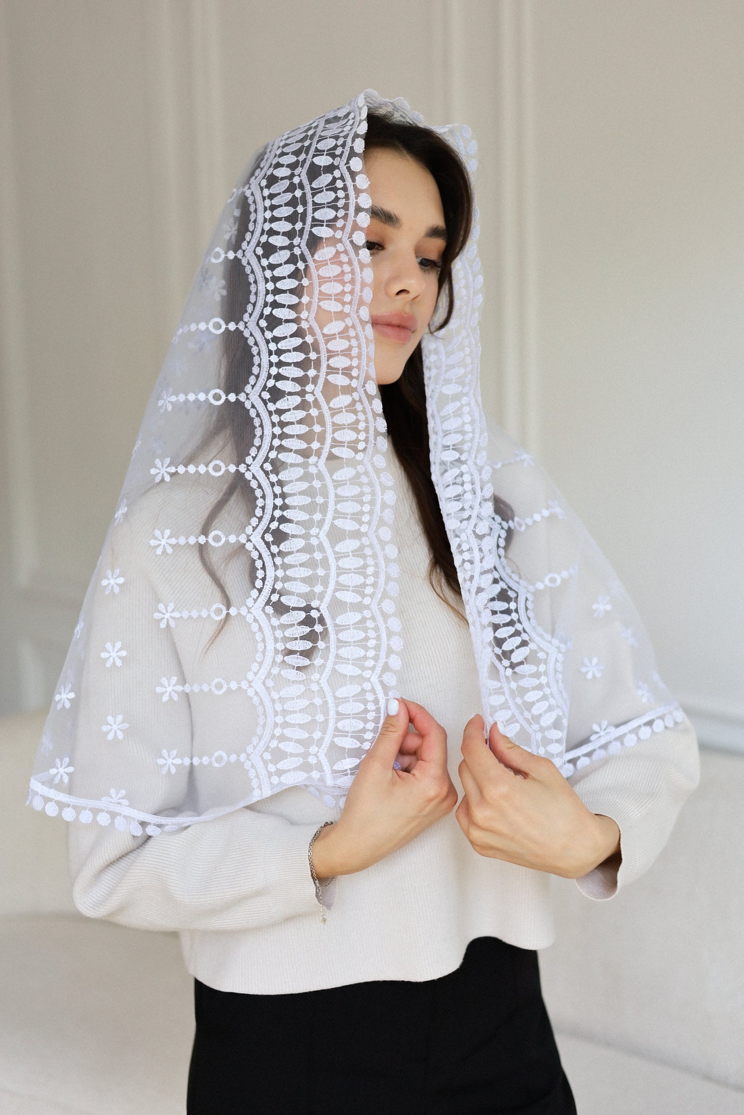 LONG WHITE MANTILLA