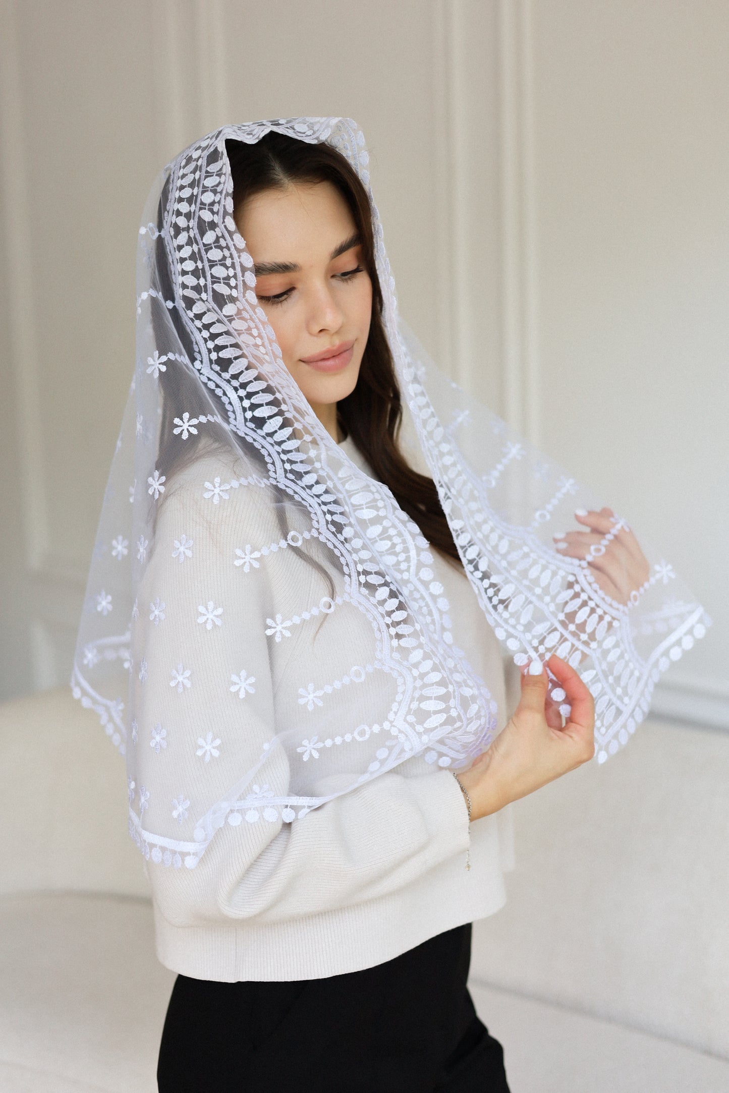 LONG WHITE MANTILLA