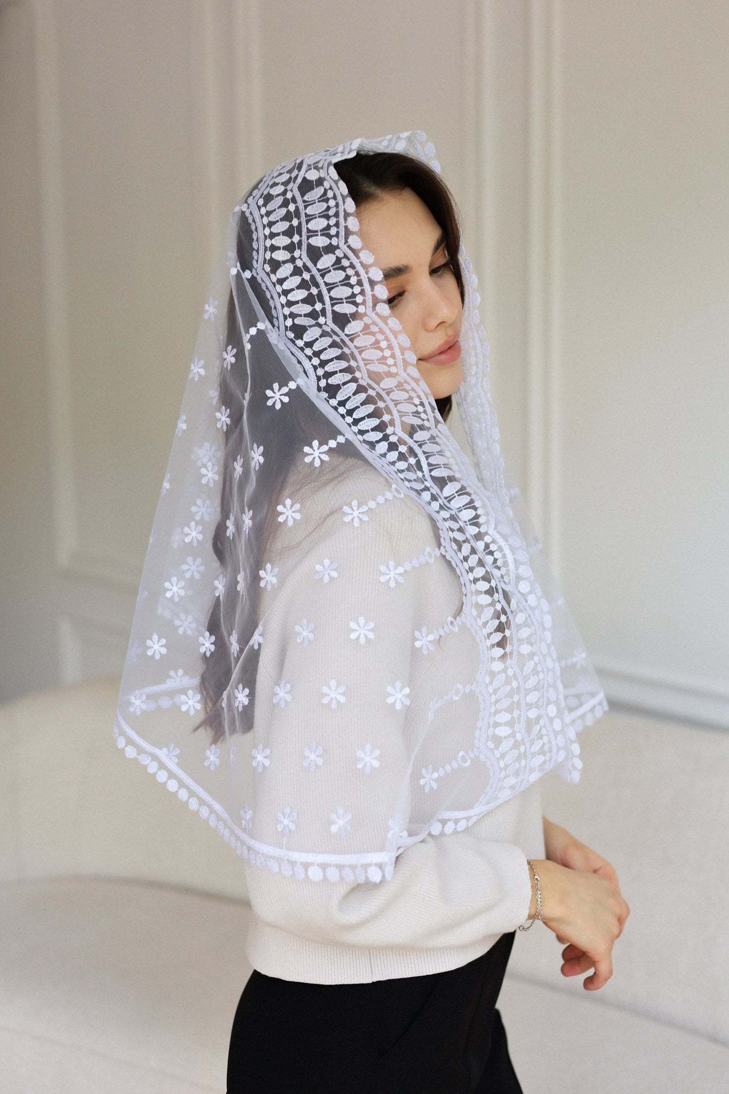 LONG WHITE MANTILLA