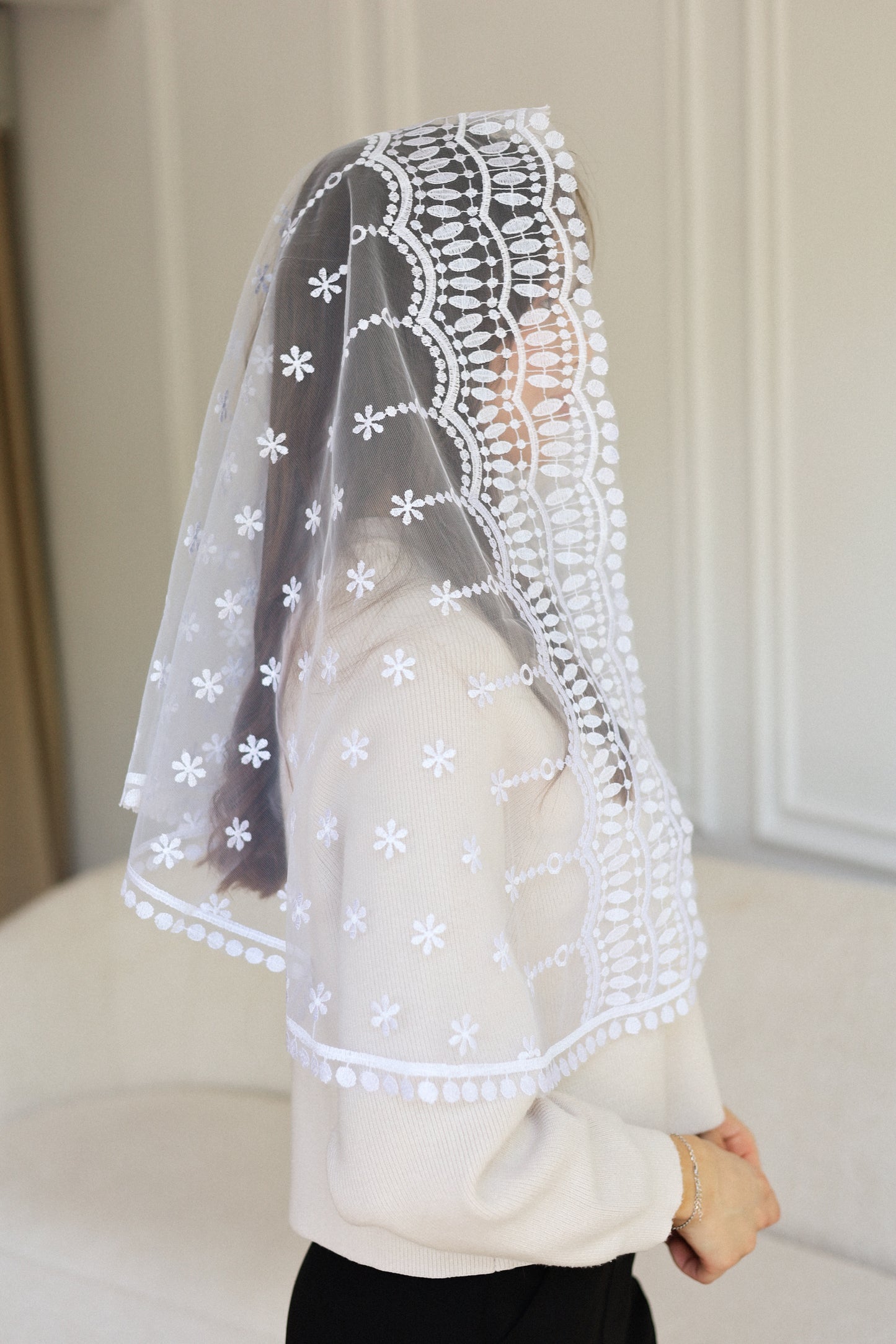 LONG WHITE MANTILLA