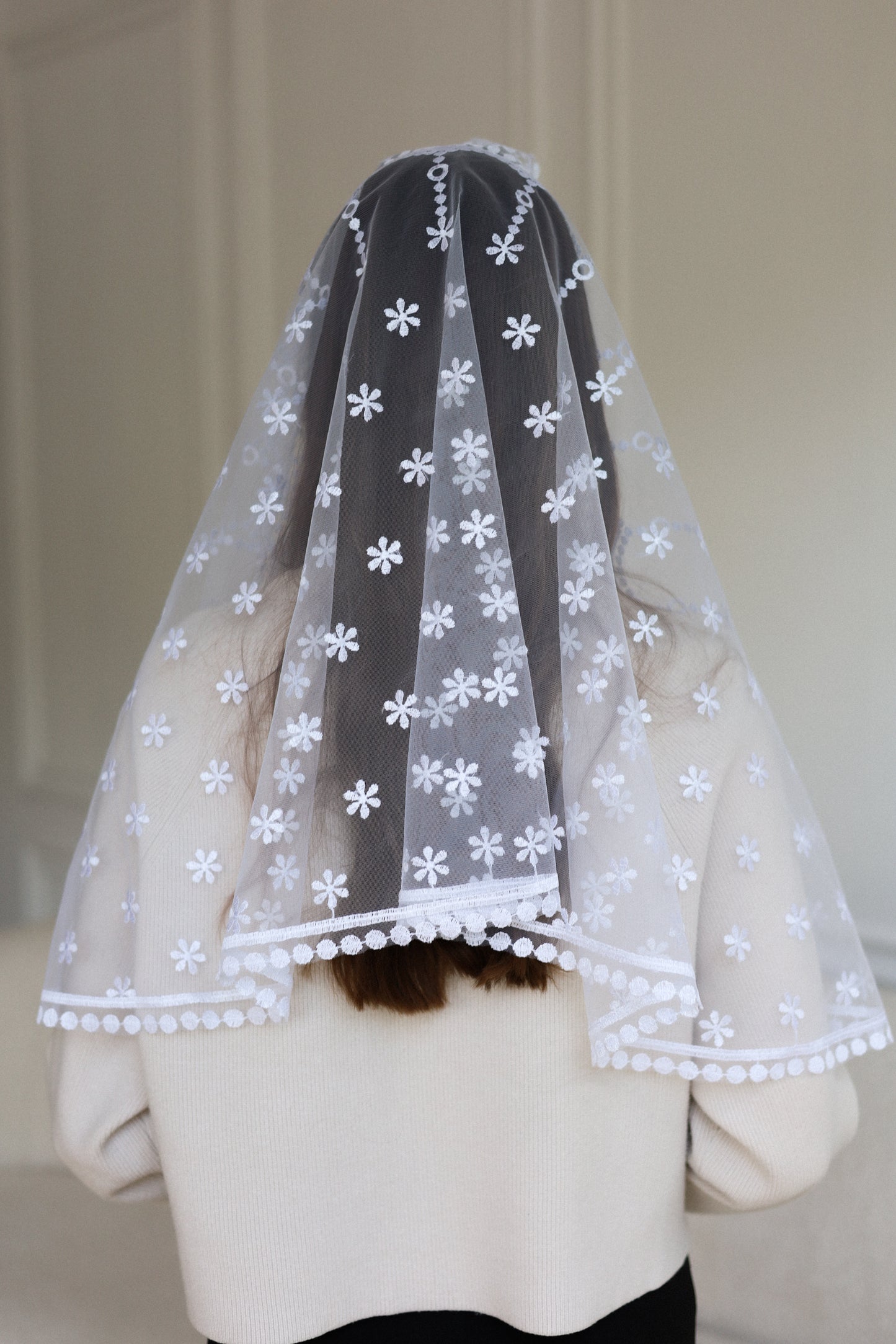 LONG WHITE MANTILLA