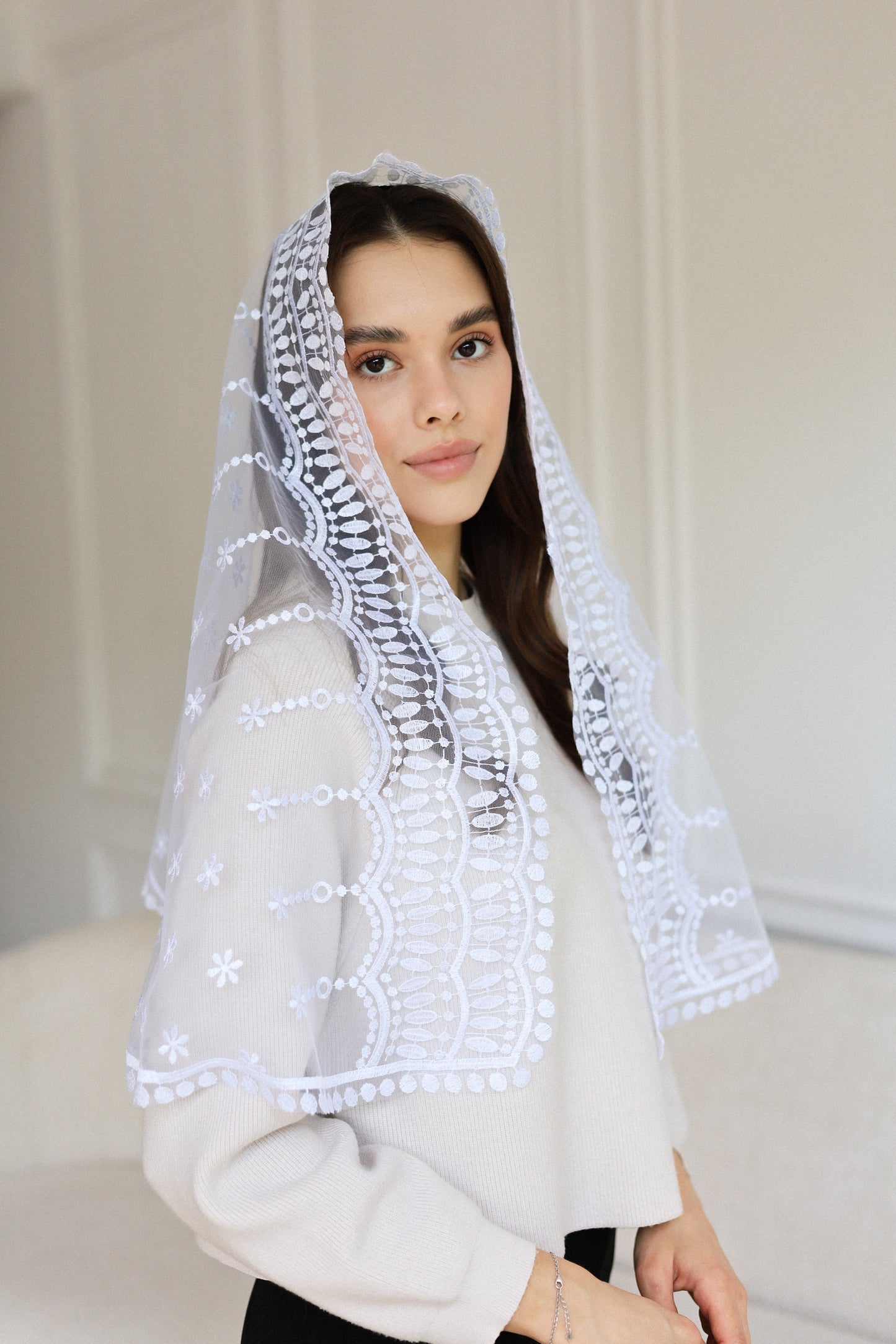 LONG WHITE MANTILLA