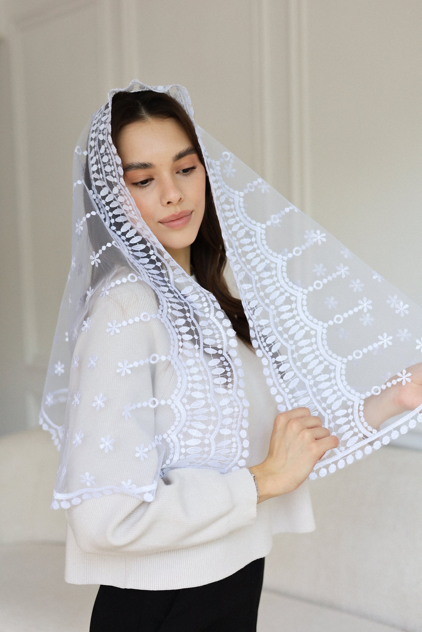 LONG WHITE MANTILLA