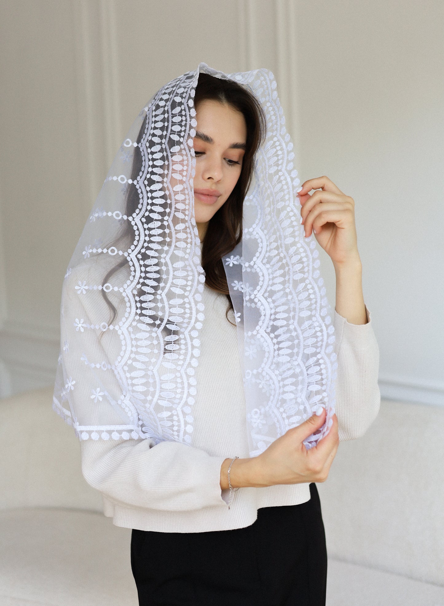 LONG WHITE MANTILLA
