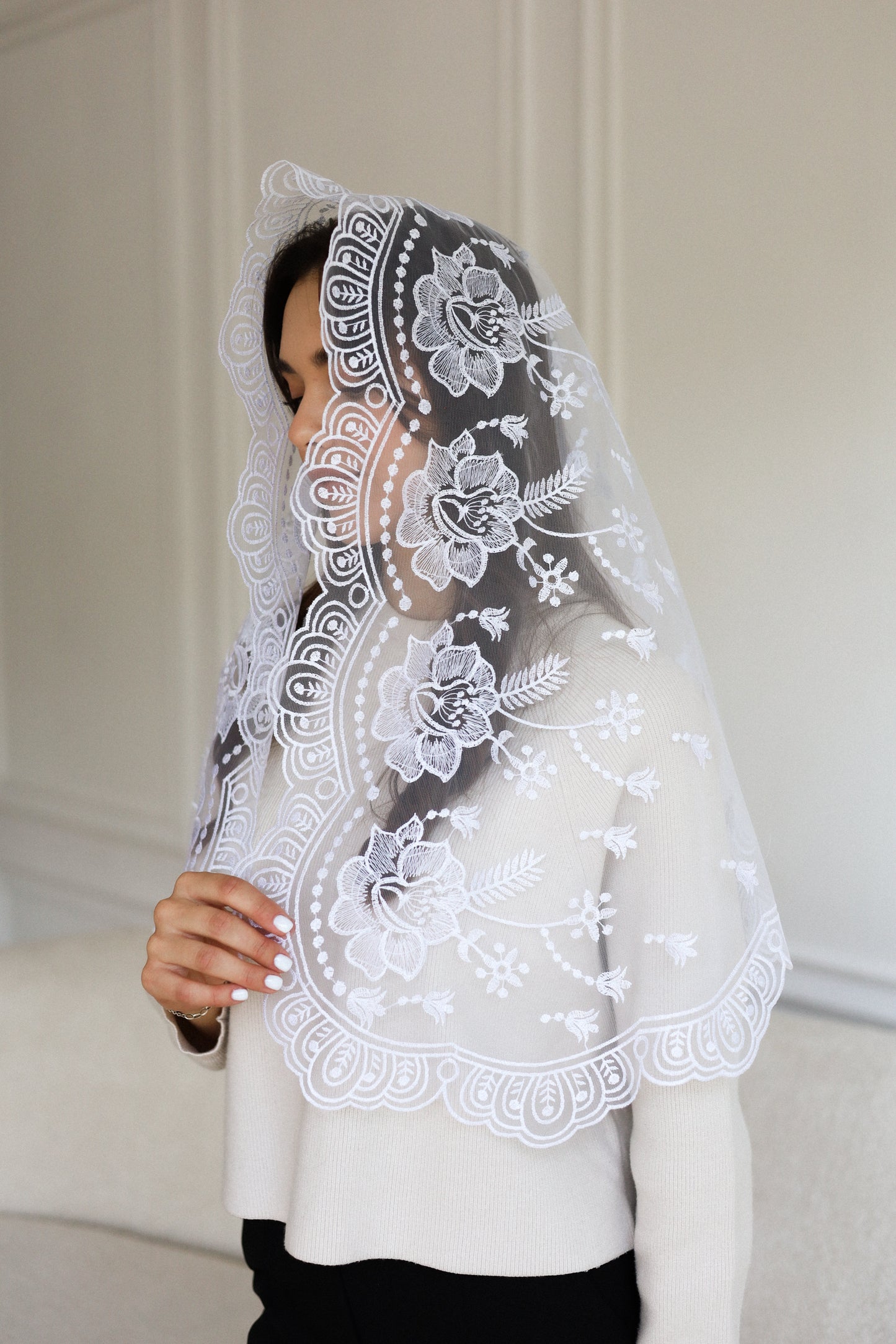 LONG WHITE MANTILLA - MariaVeils
