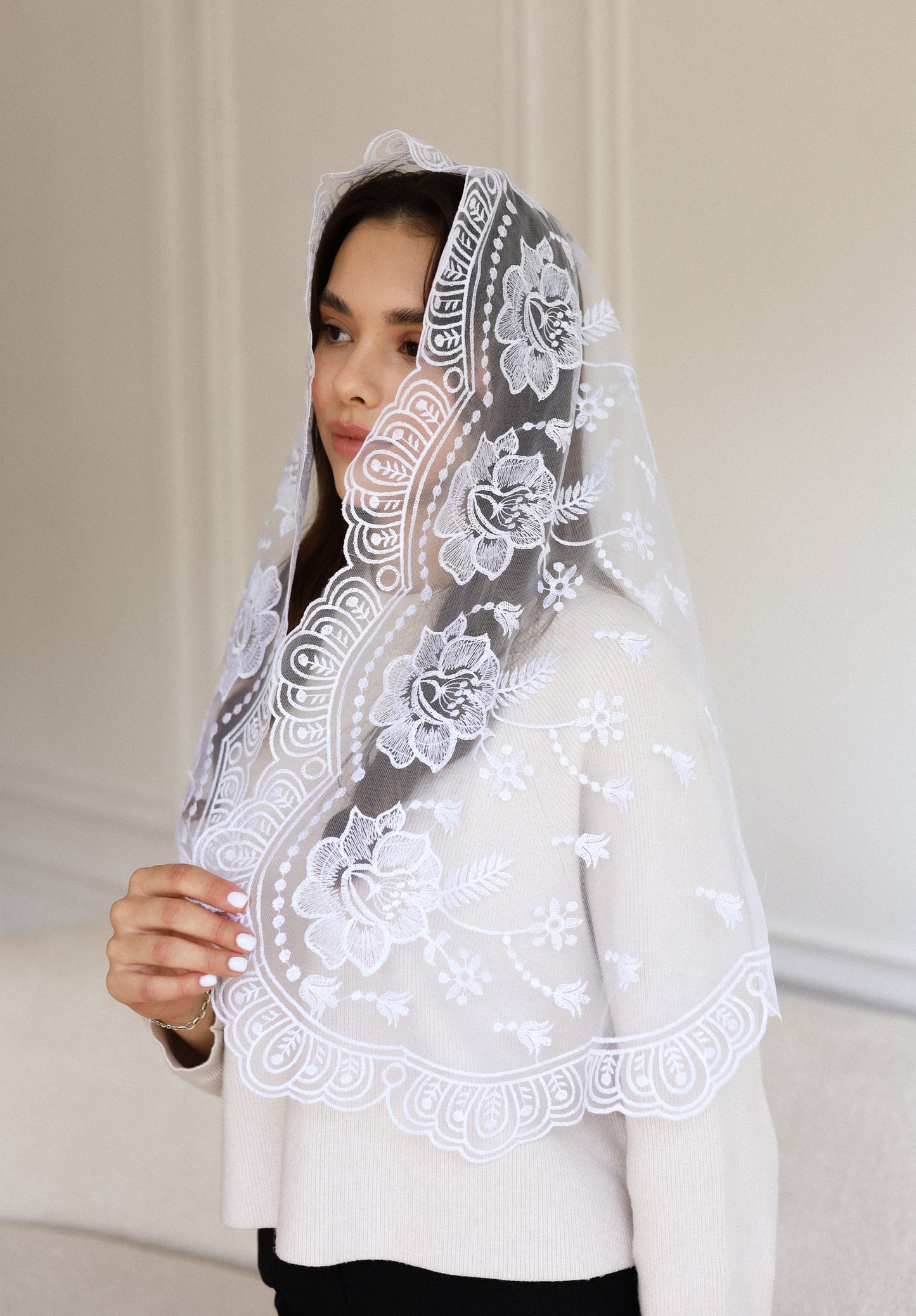 LONG WHITE MANTILLA - MariaVeils