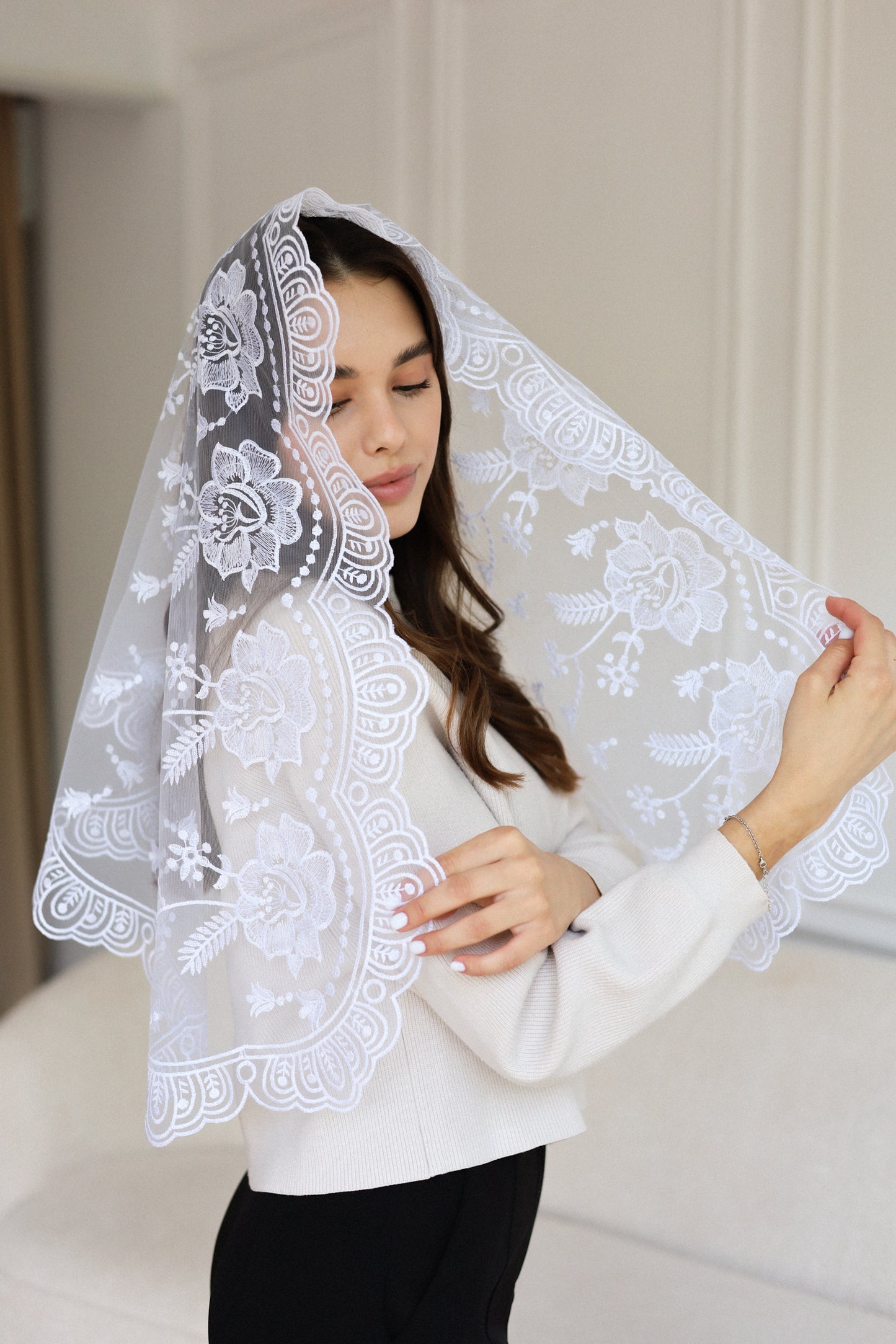 LONG WHITE MANTILLA - MariaVeils