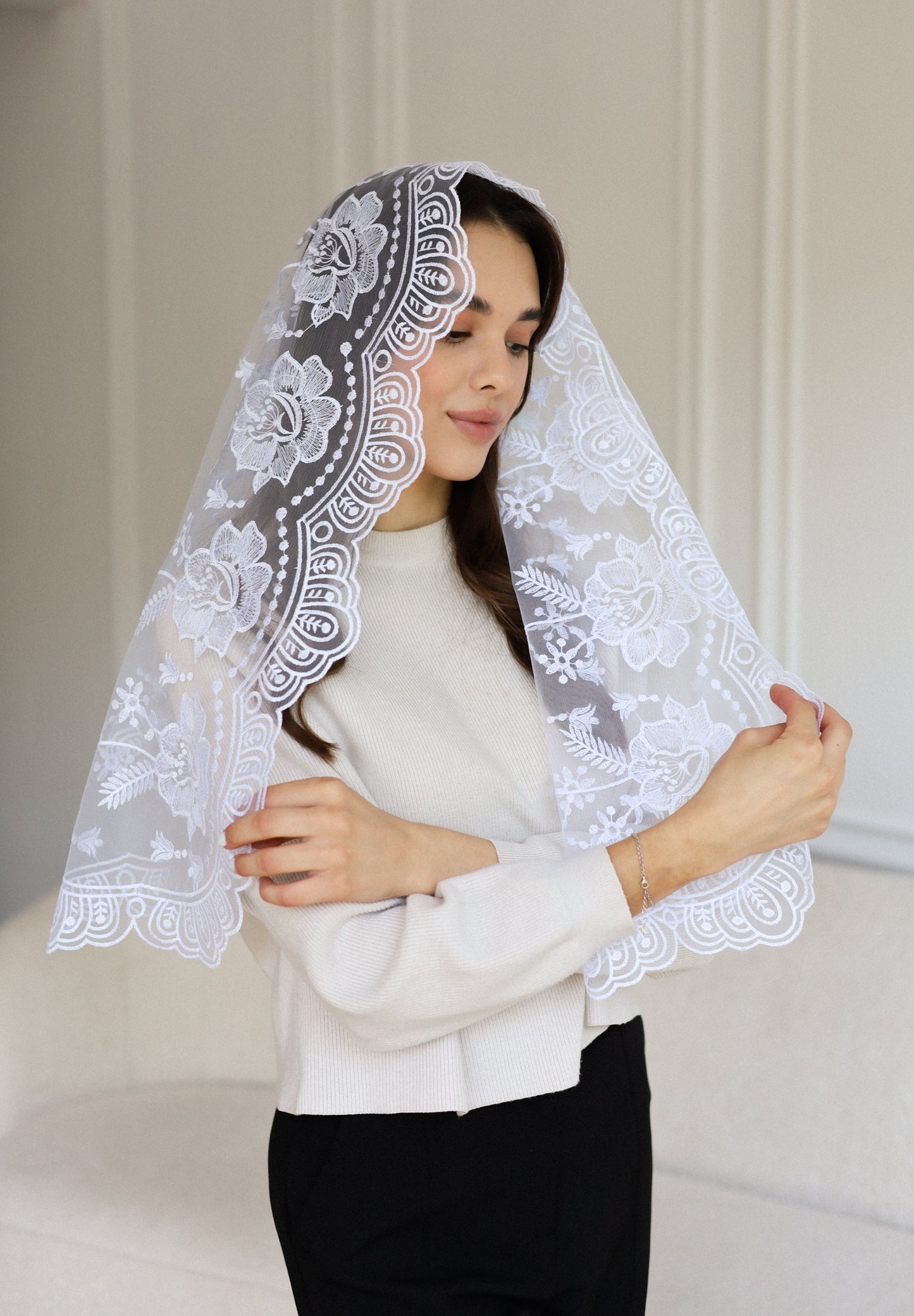LONG WHITE MANTILLA