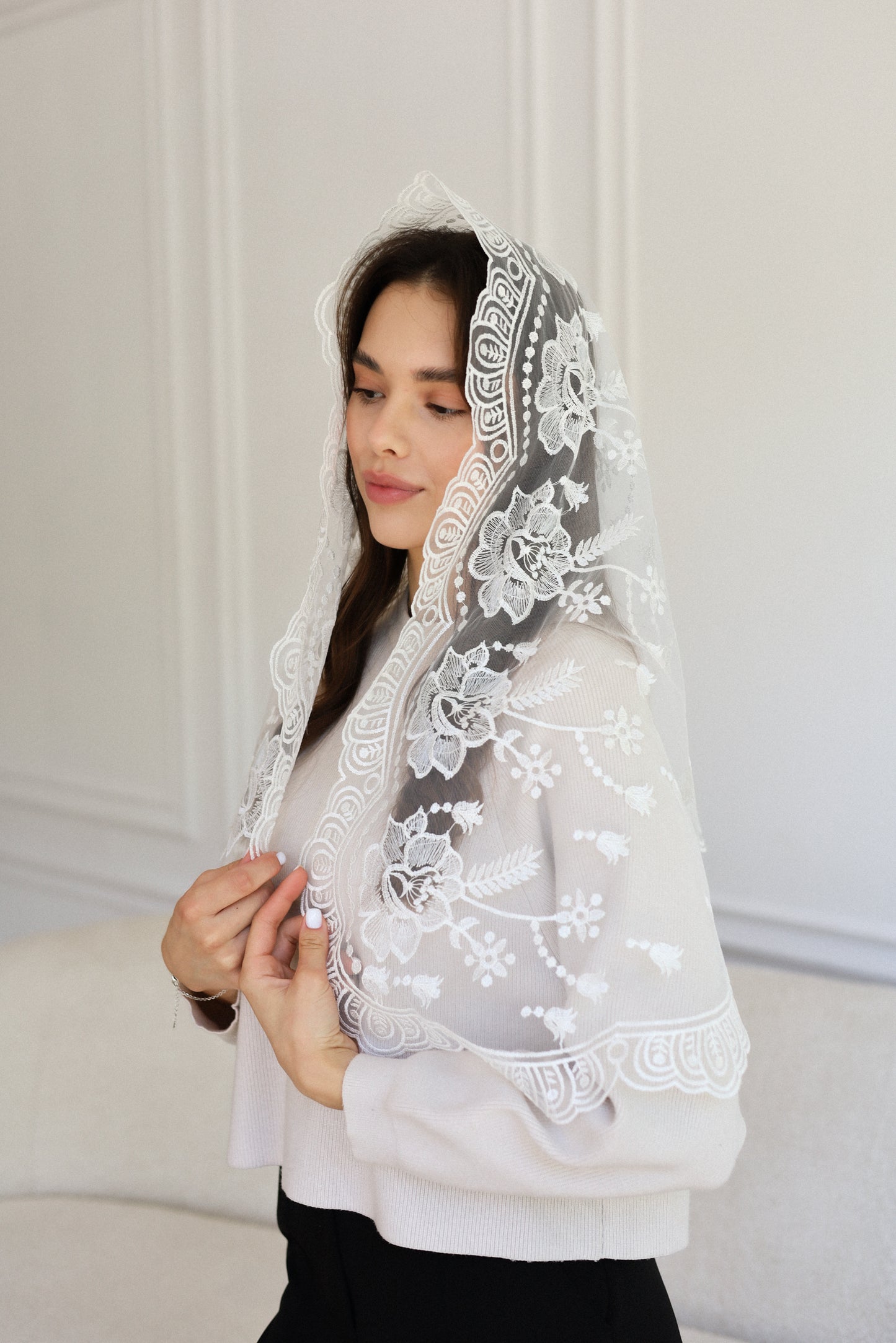 LONG WHITE MANTILLA