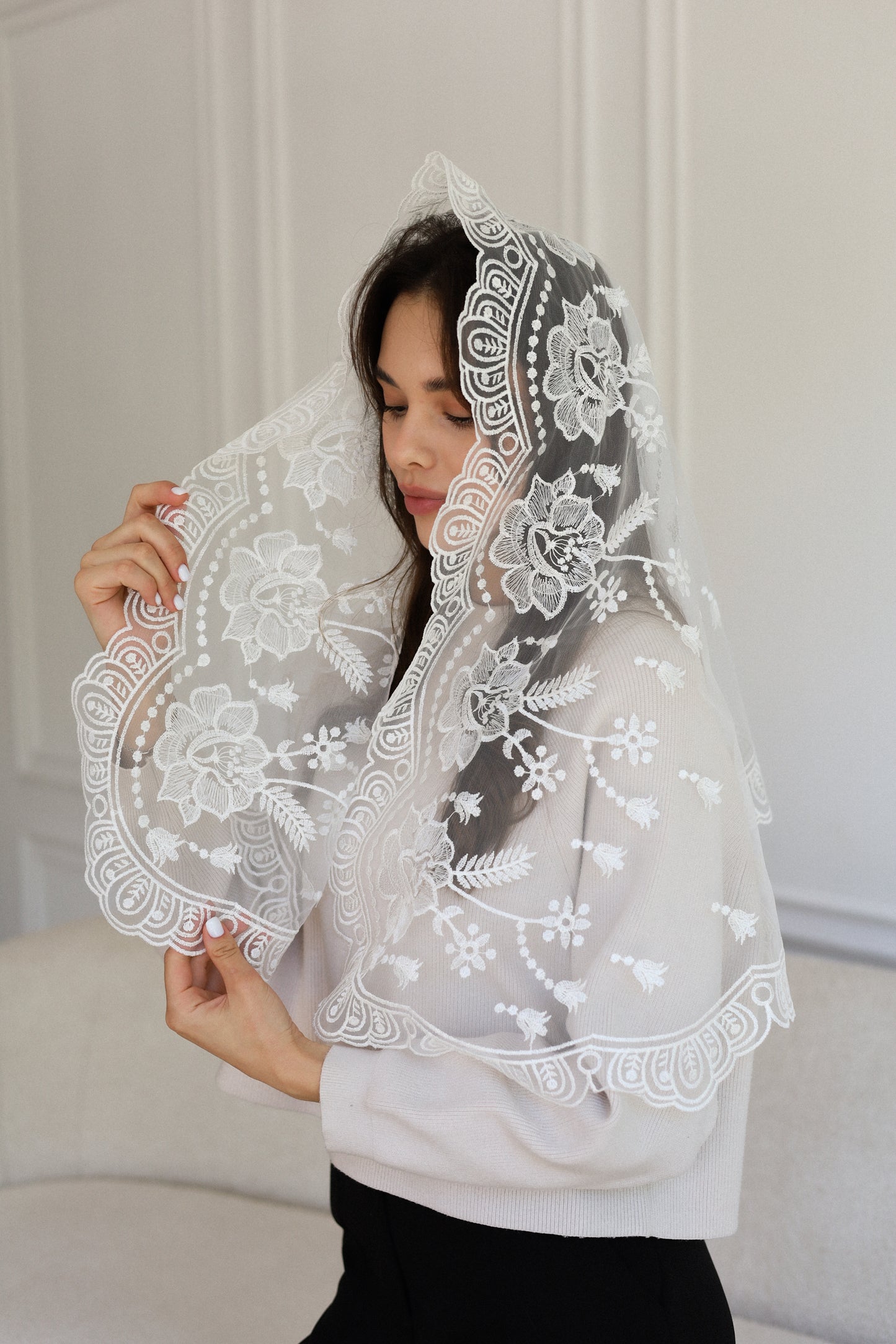 LONG WHITE MANTILLA