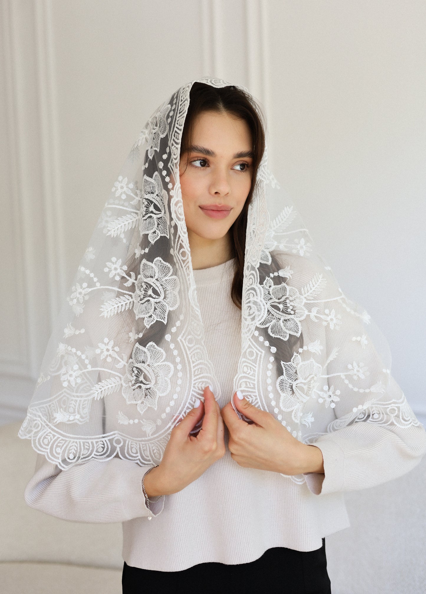 LONG WHITE MANTILLA