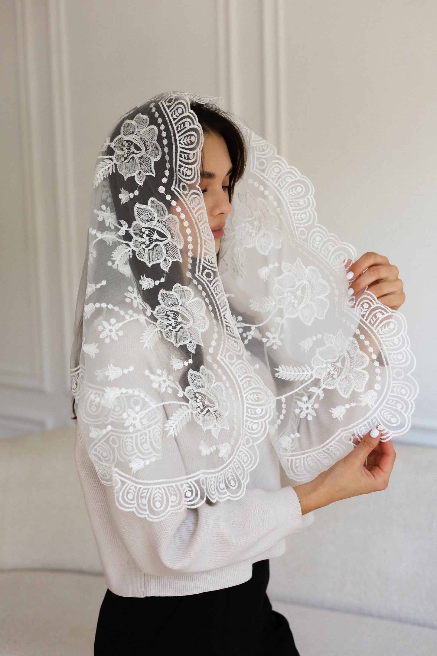 LONG WHITE MANTILLA