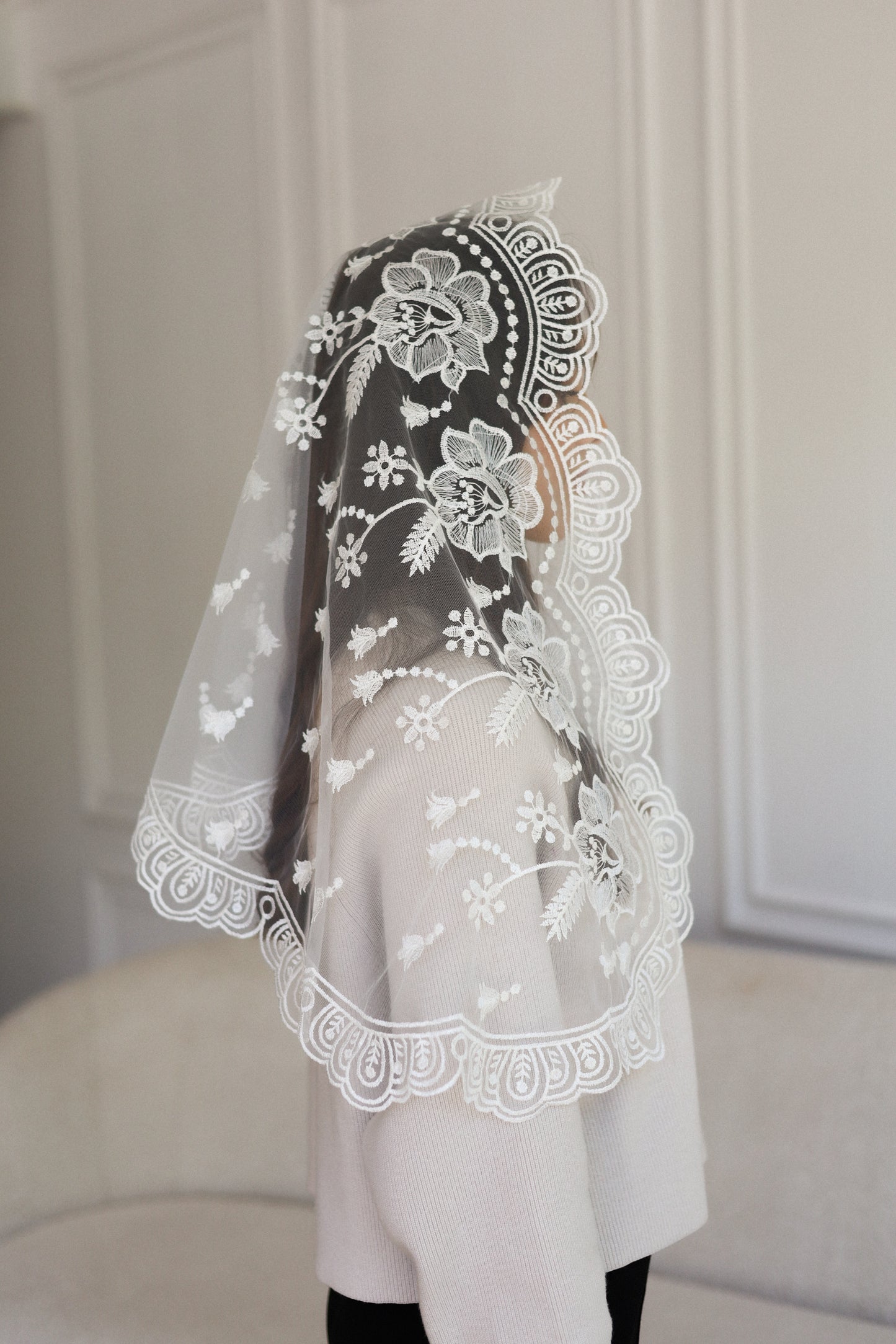 LONG WHITE MANTILLA