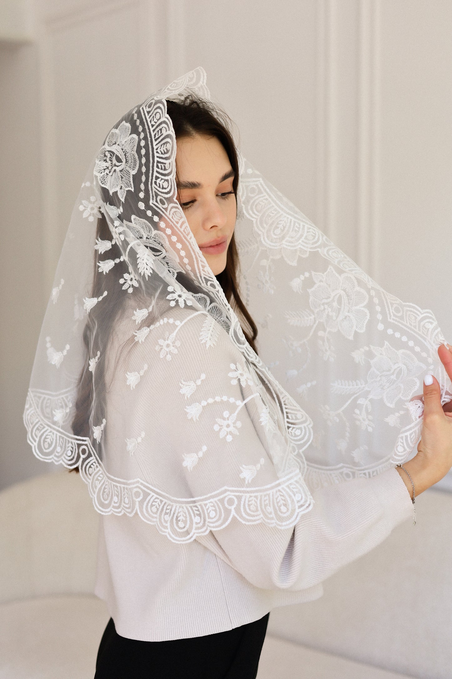 LONG WHITE MANTILLA