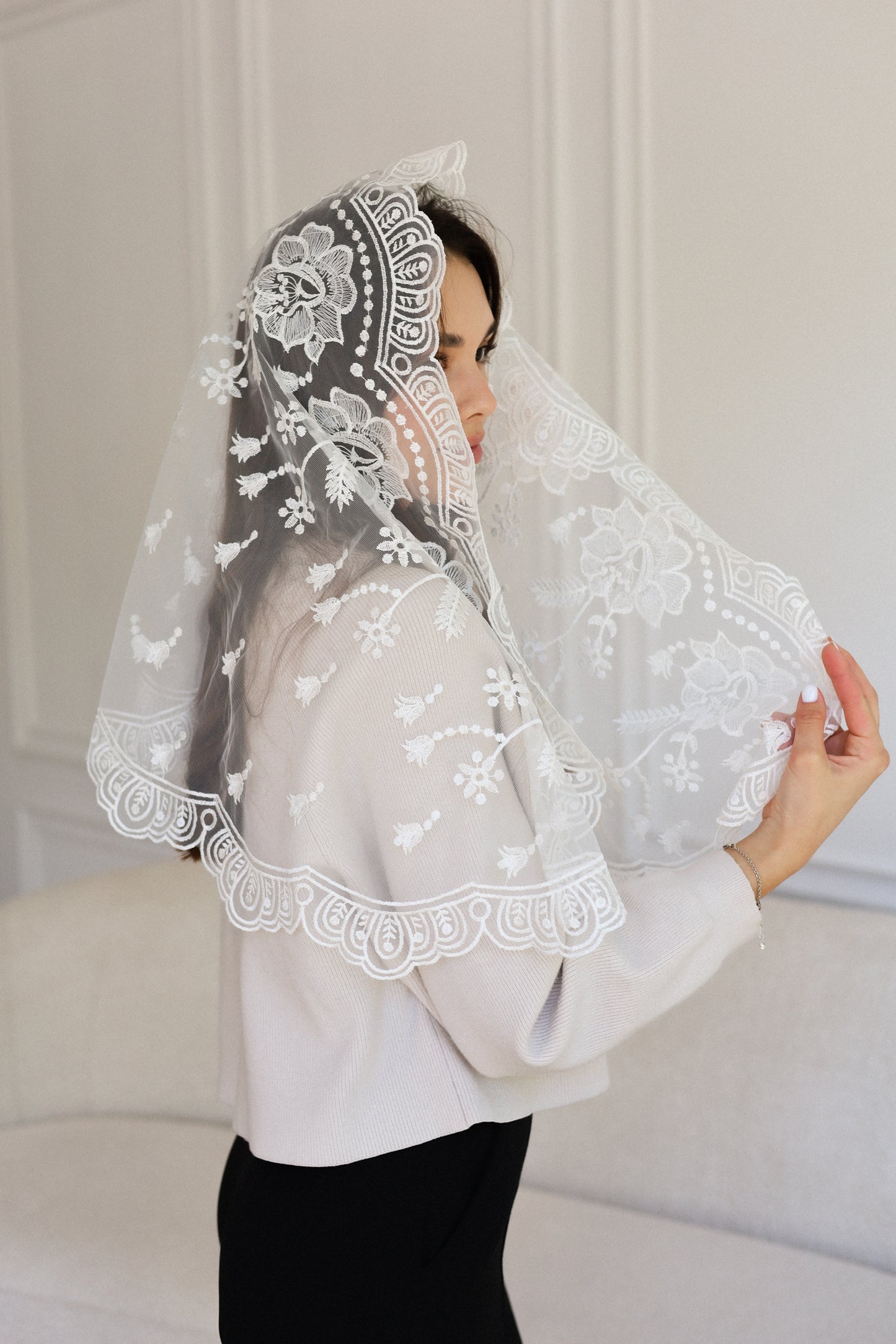 LONG WHITE MANTILLA
