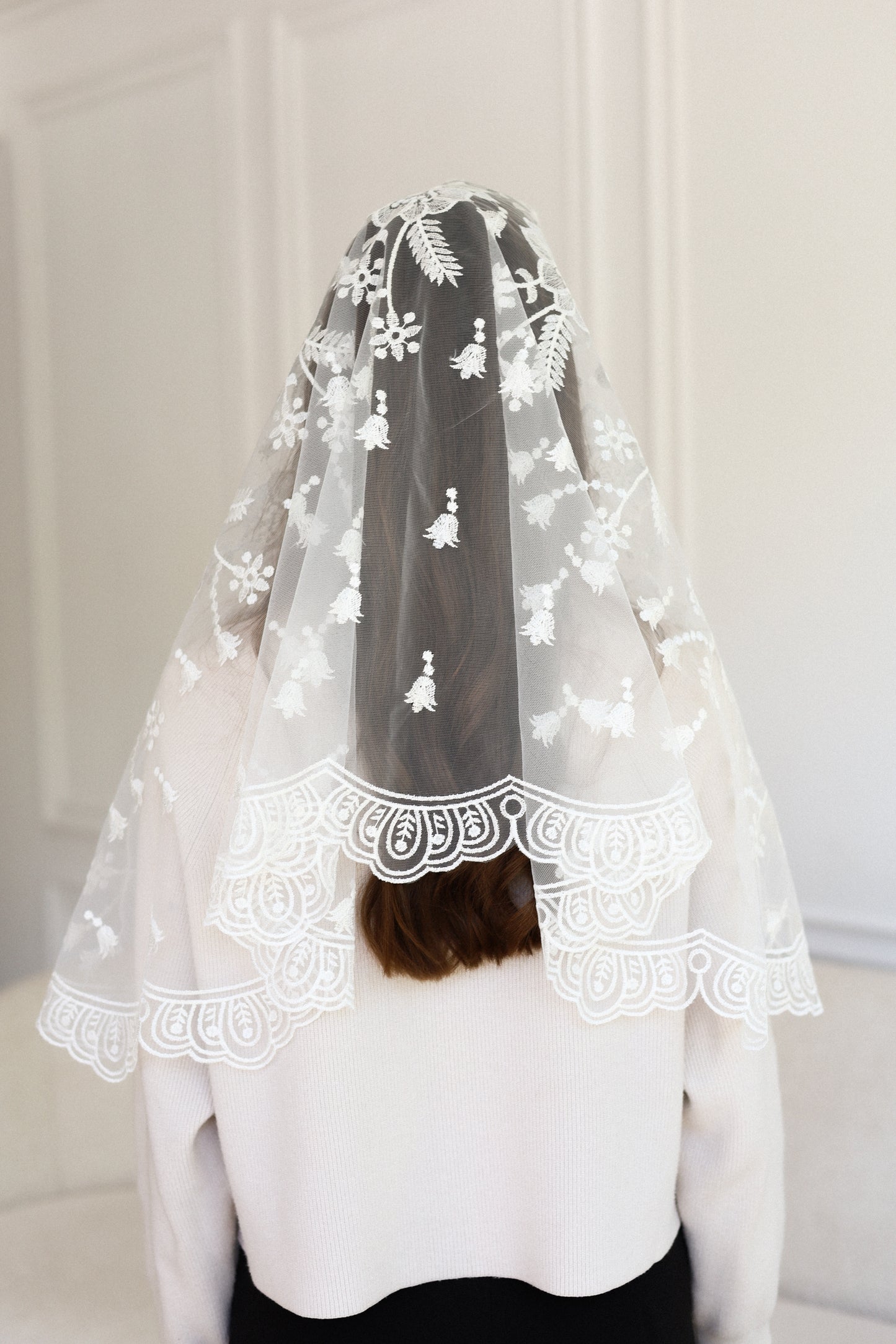 LONG WHITE MANTILLA