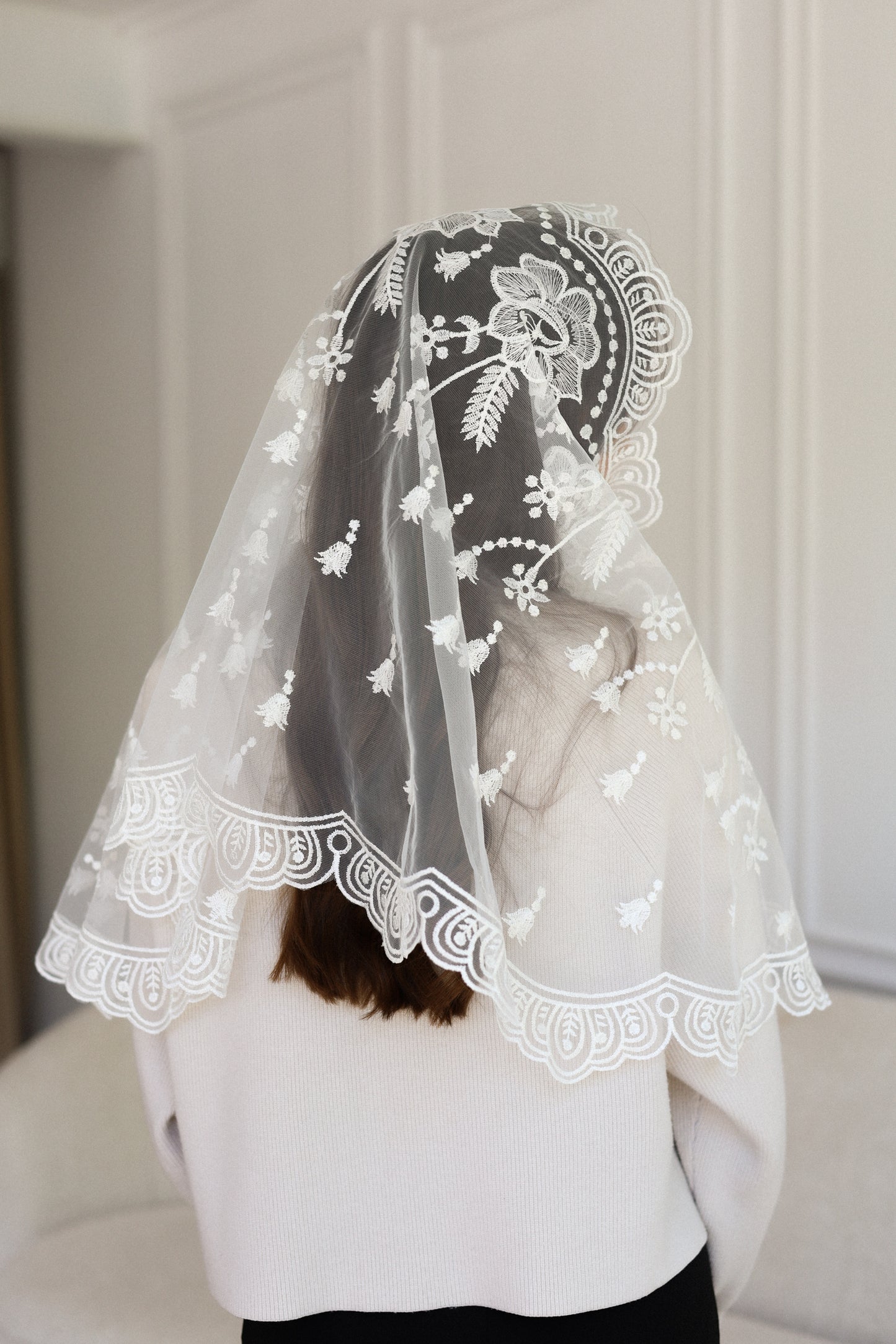 LONG WHITE MANTILLA