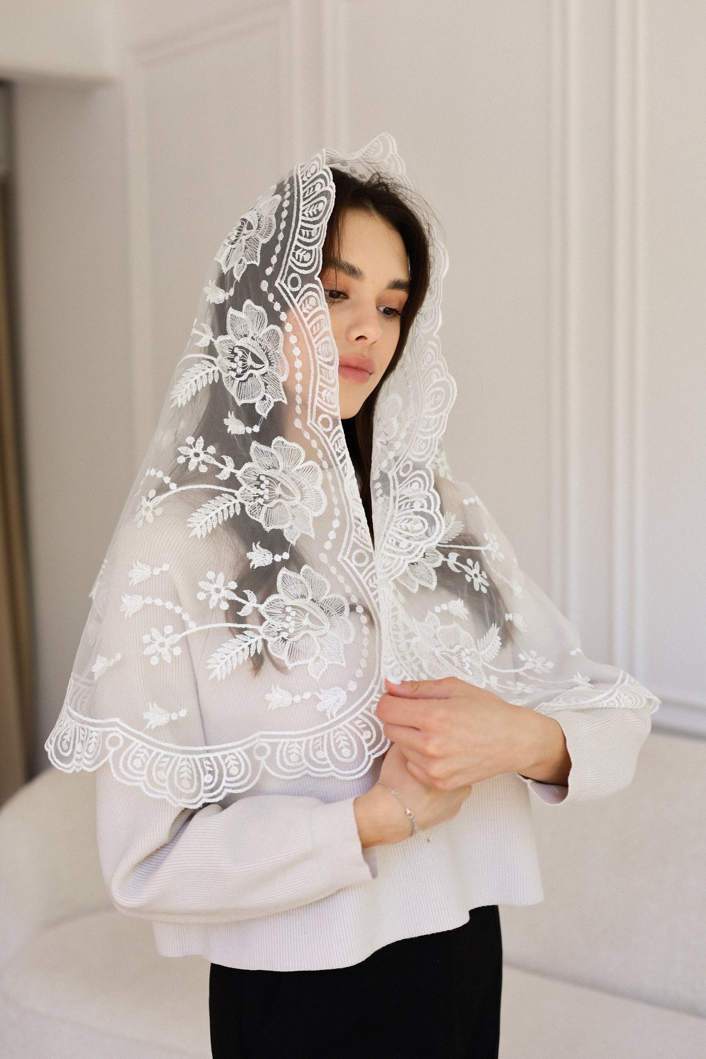 LONG WHITE MANTILLA