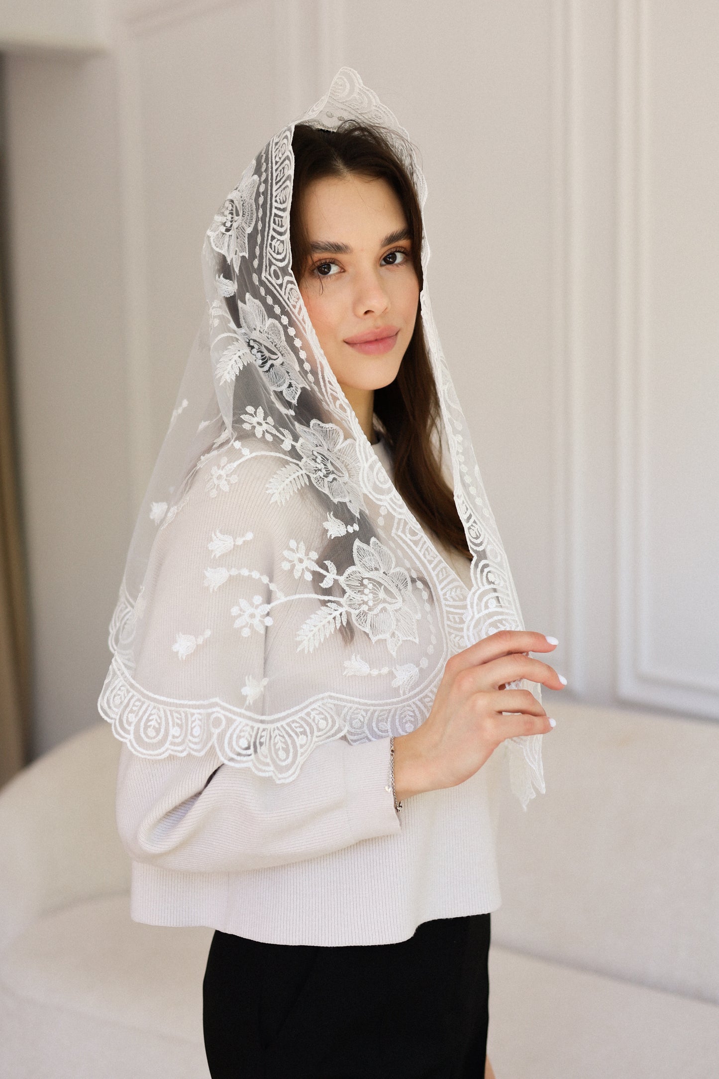 LONG WHITE MANTILLA
