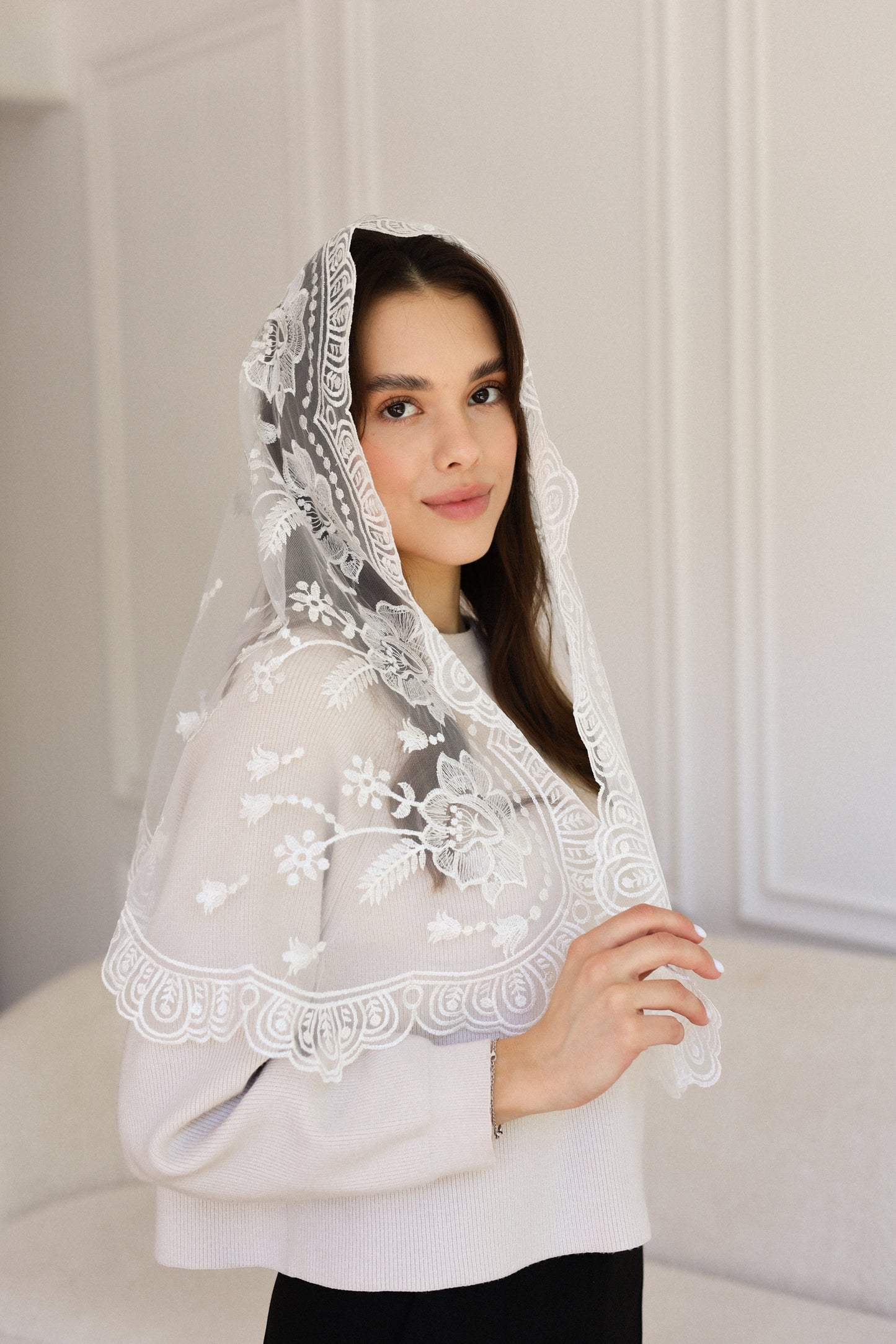 LONG WHITE MANTILLA