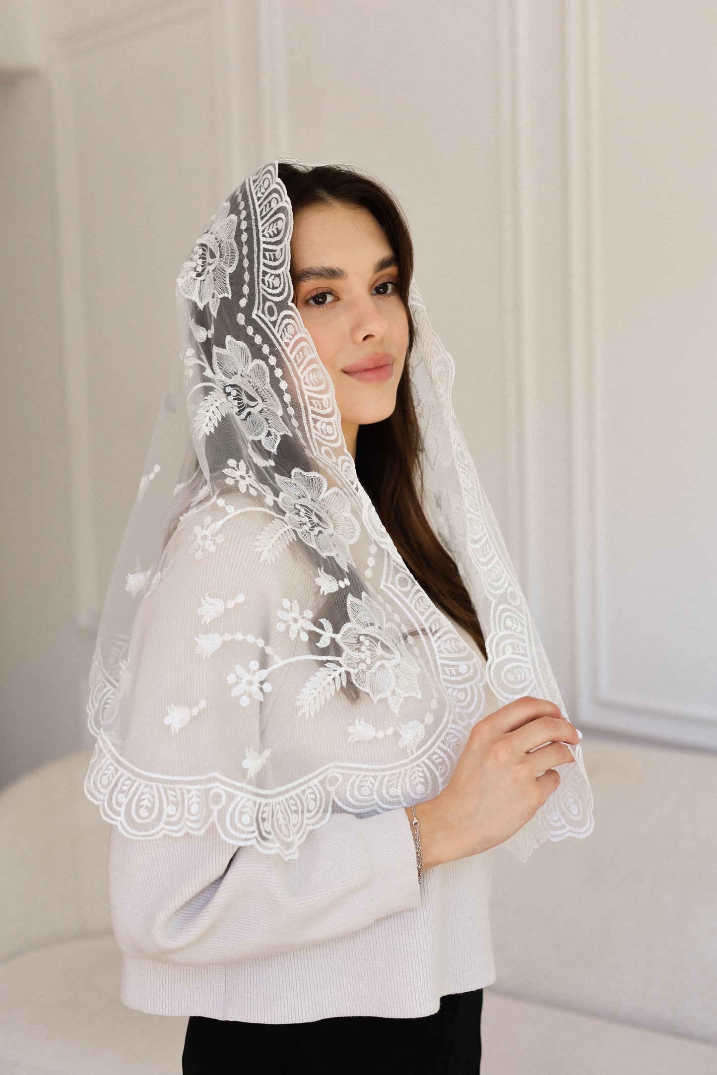 LONG WHITE MANTILLA