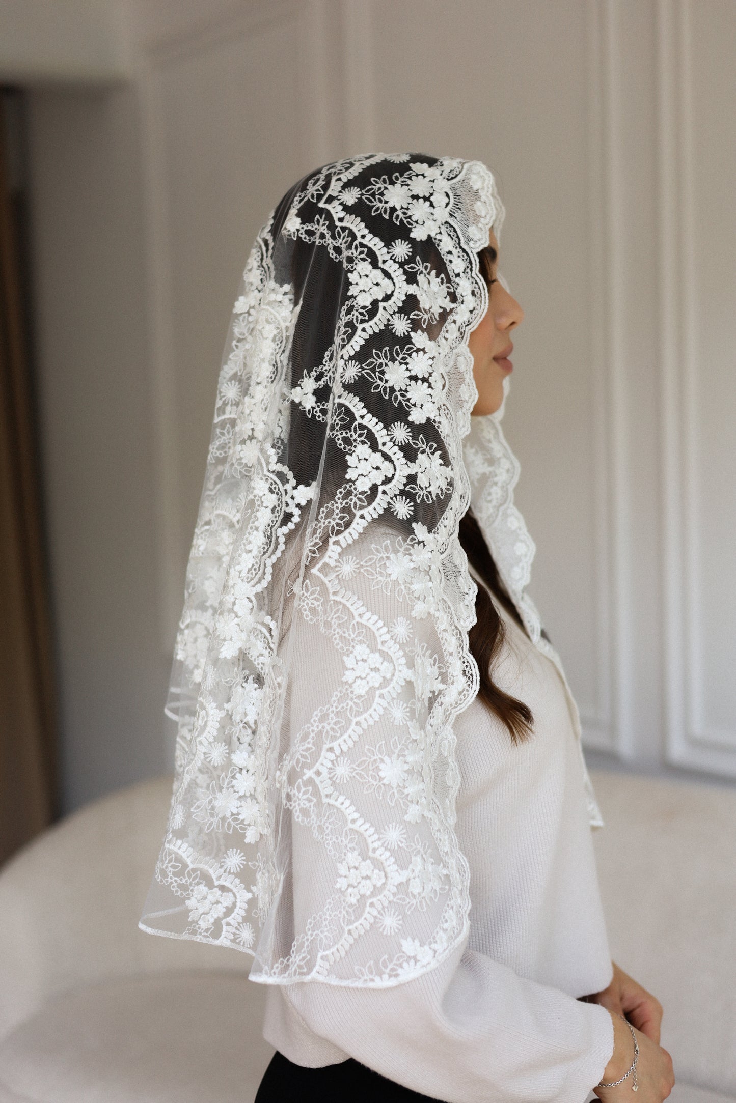 NEW IVORY MANTILLA