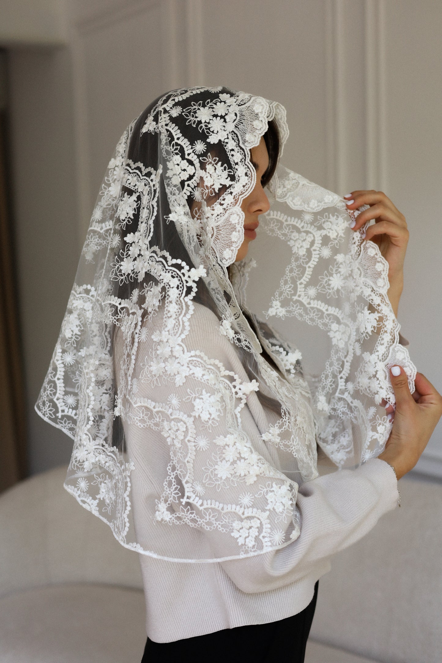 LACE MANTILLA