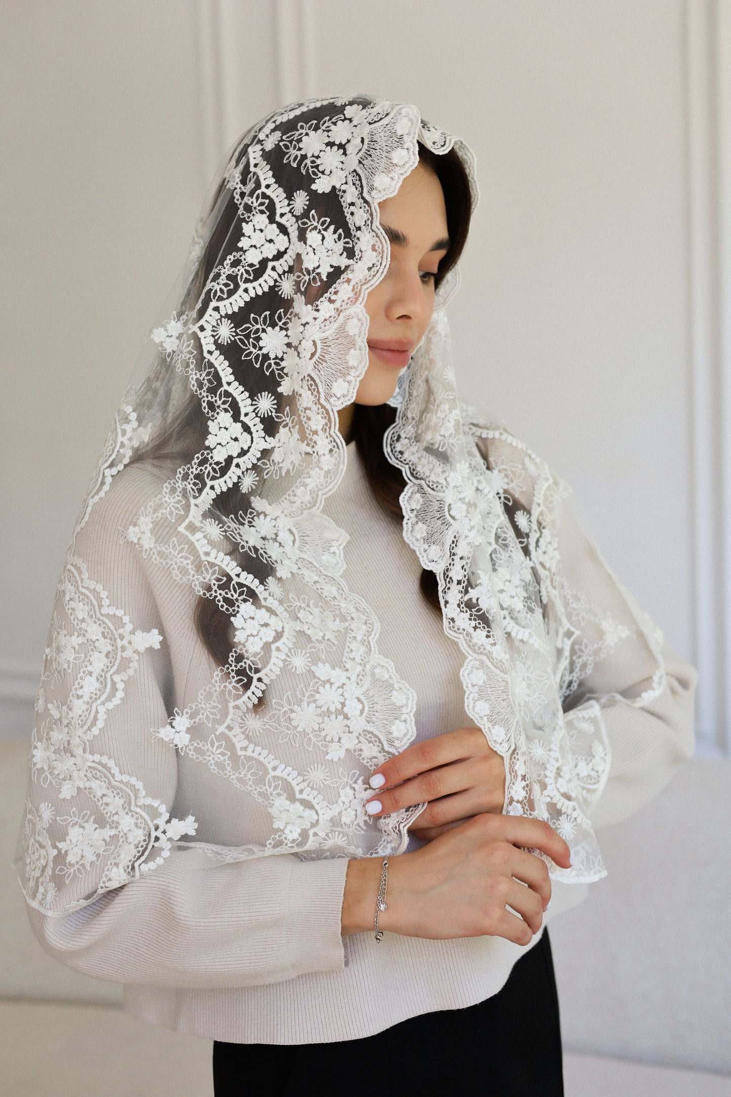 NEW IVORY MANTILLA