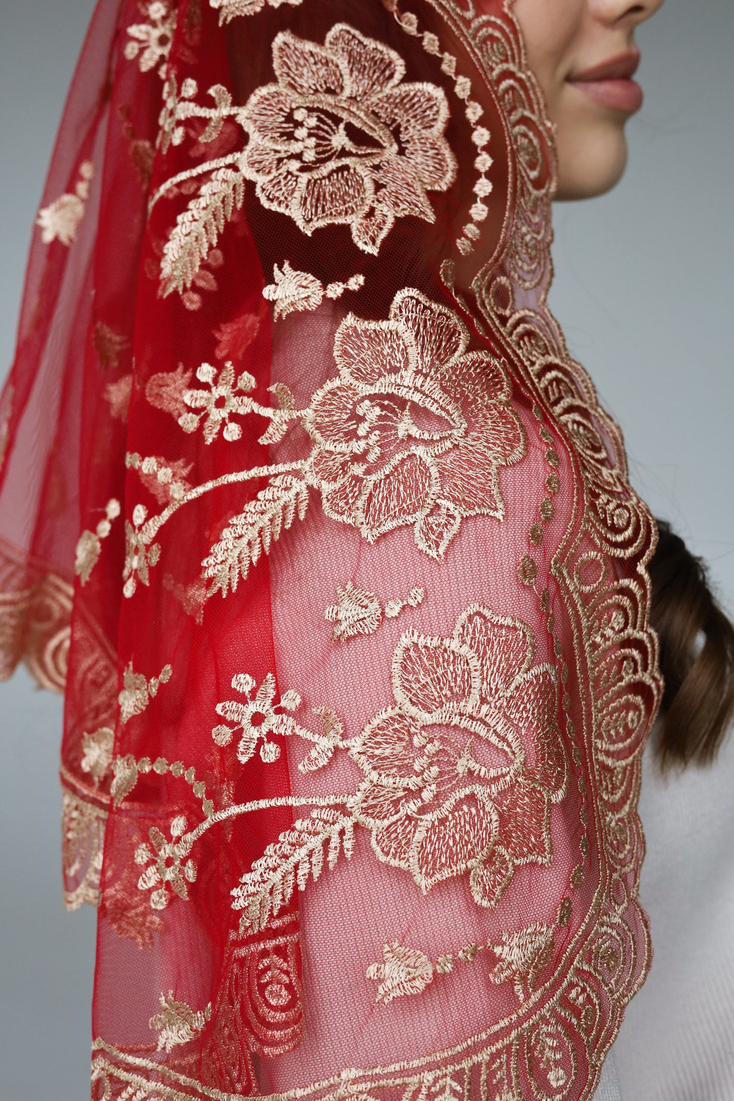RED & GOLD MANTILLA