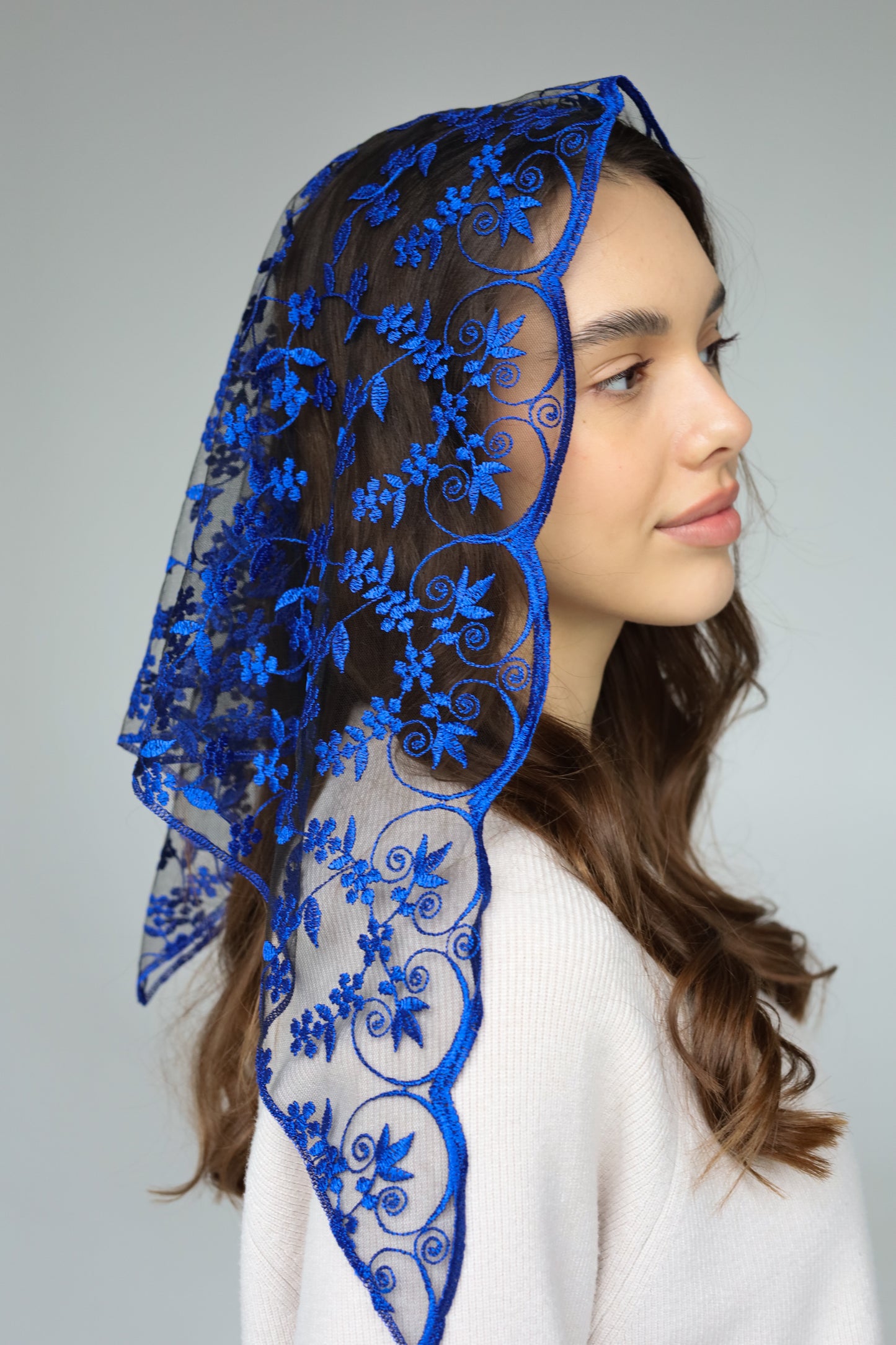 SHORT BLUE TRIANGLE VEIL - MariaVeils