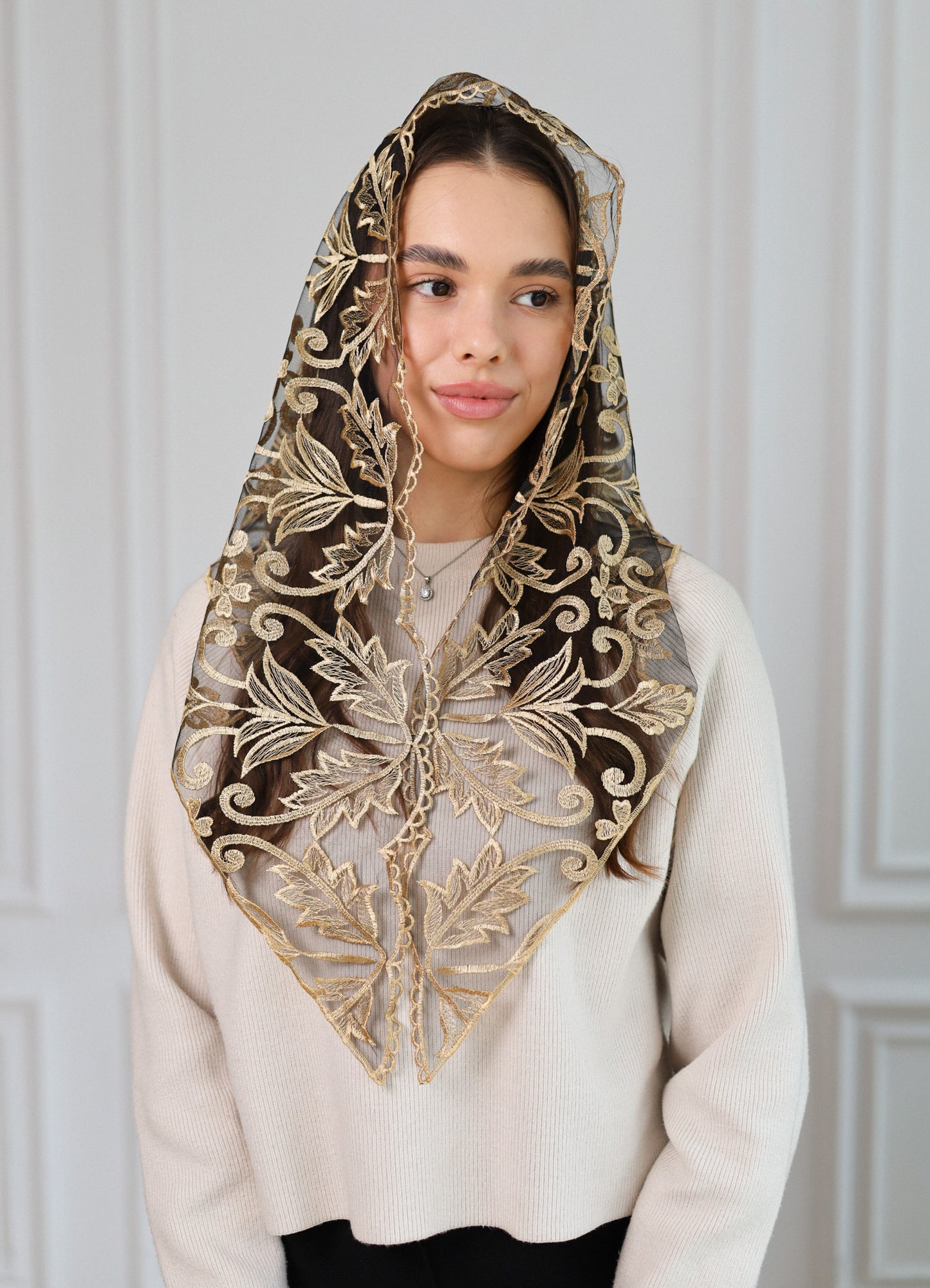 TRIANGLE GOLD LACE VEIL